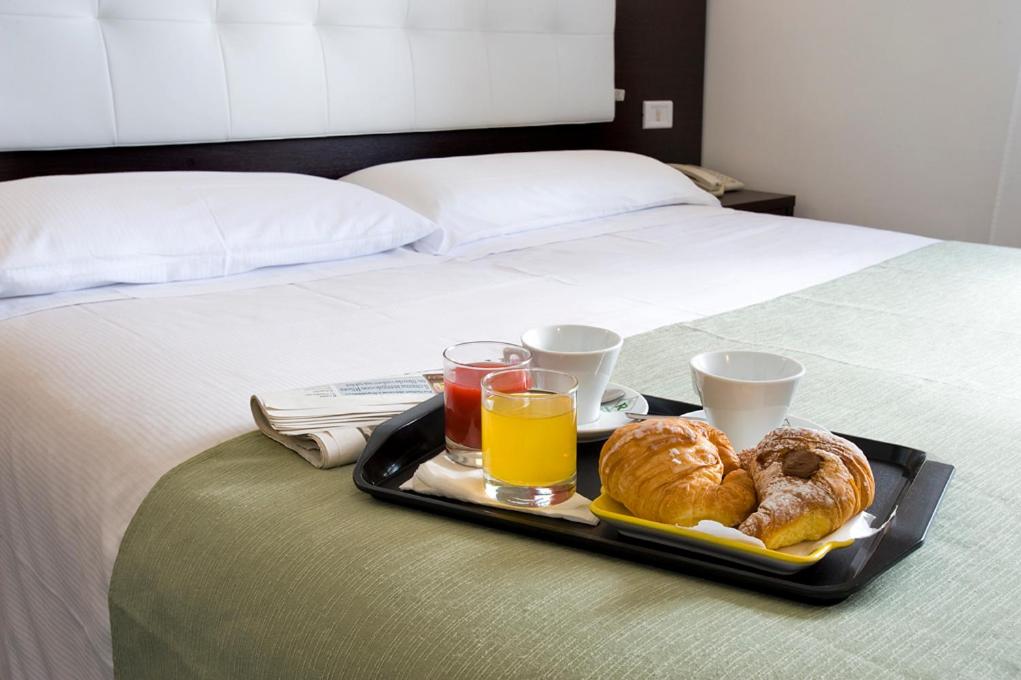 Double or Twin Room with Sea View photo 1