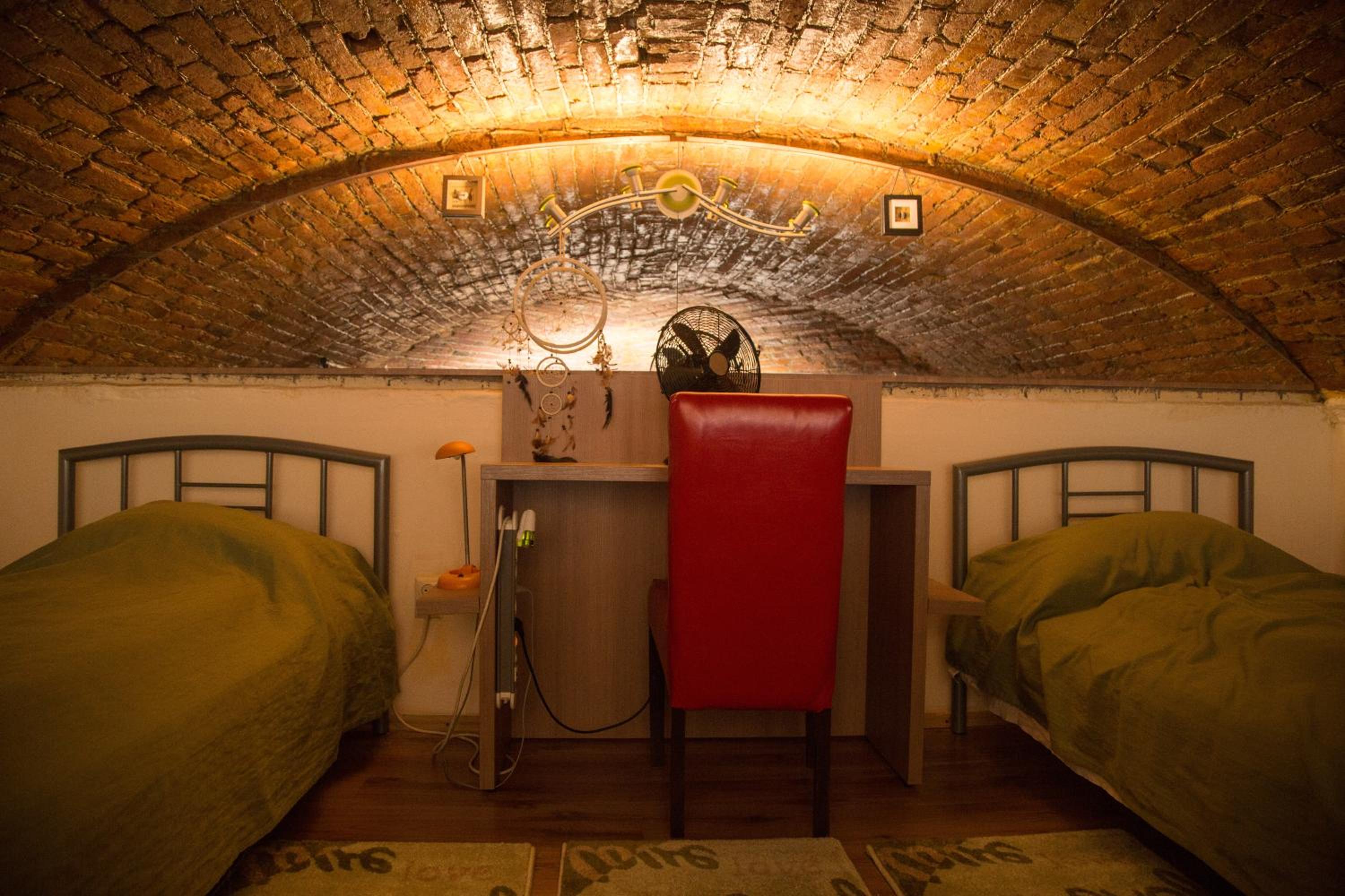 Studio Apartment - Split-Level - Photo 1
