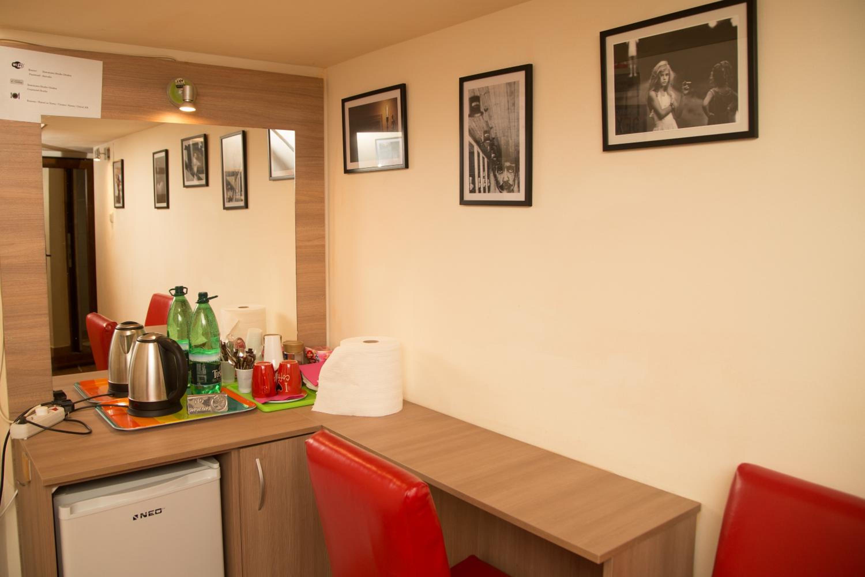Studio Apartment - Split-Level - Photo 2