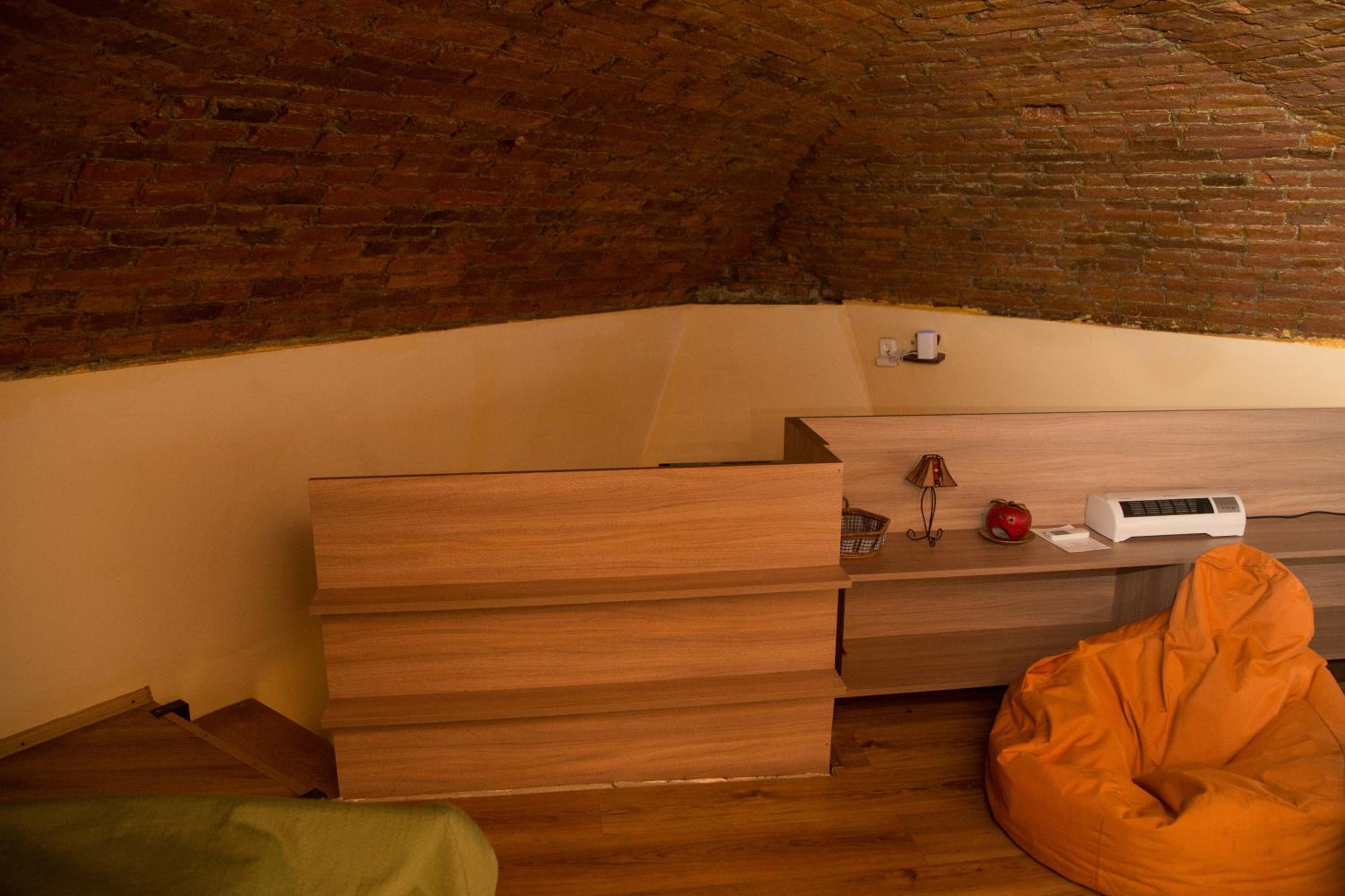 Studio Apartment - Split-Level - Photo 5