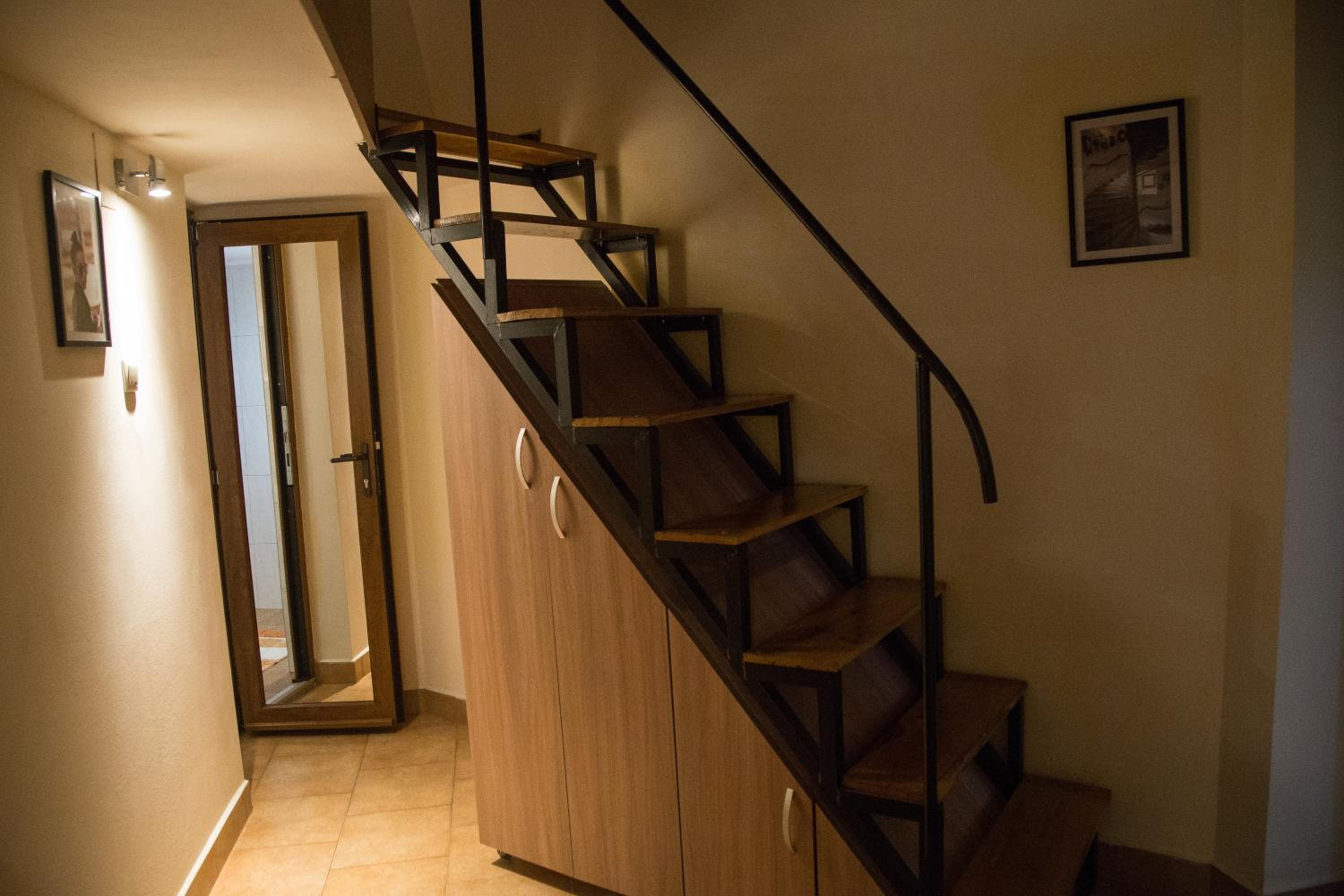 Studio Apartment - Split-Level - Photo 6