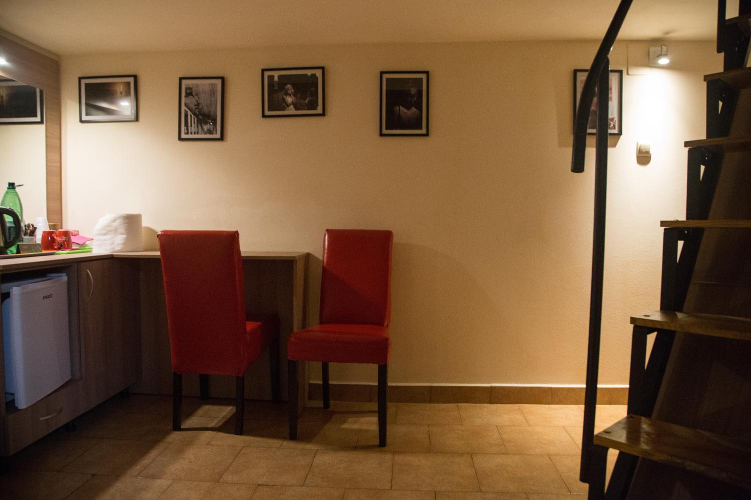 Studio Apartment - Split-Level - Photo 28