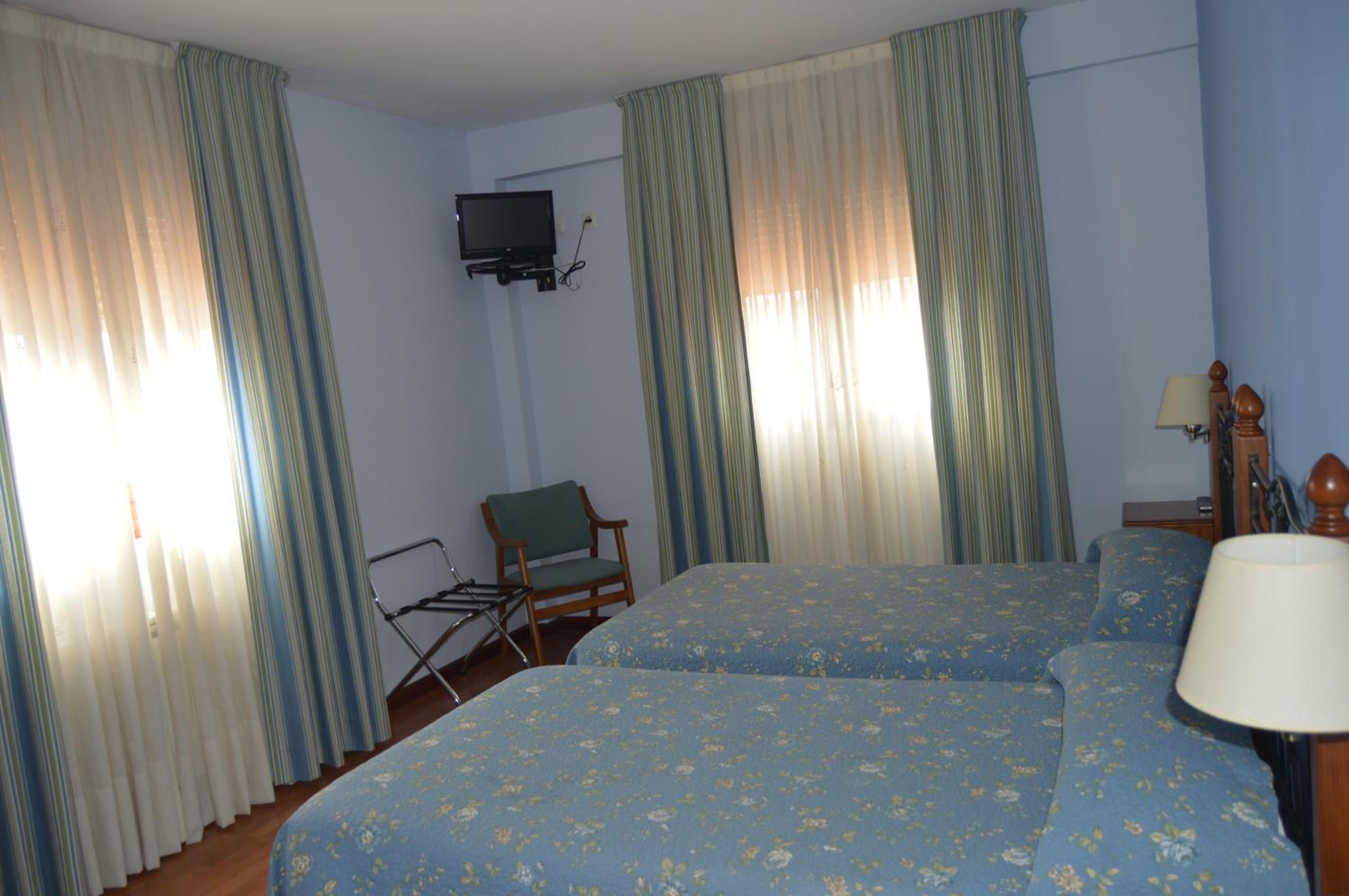 Twin Room - Photo 21