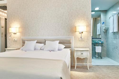 Deluxe Double Room with Sofa and Mountain View photo 3