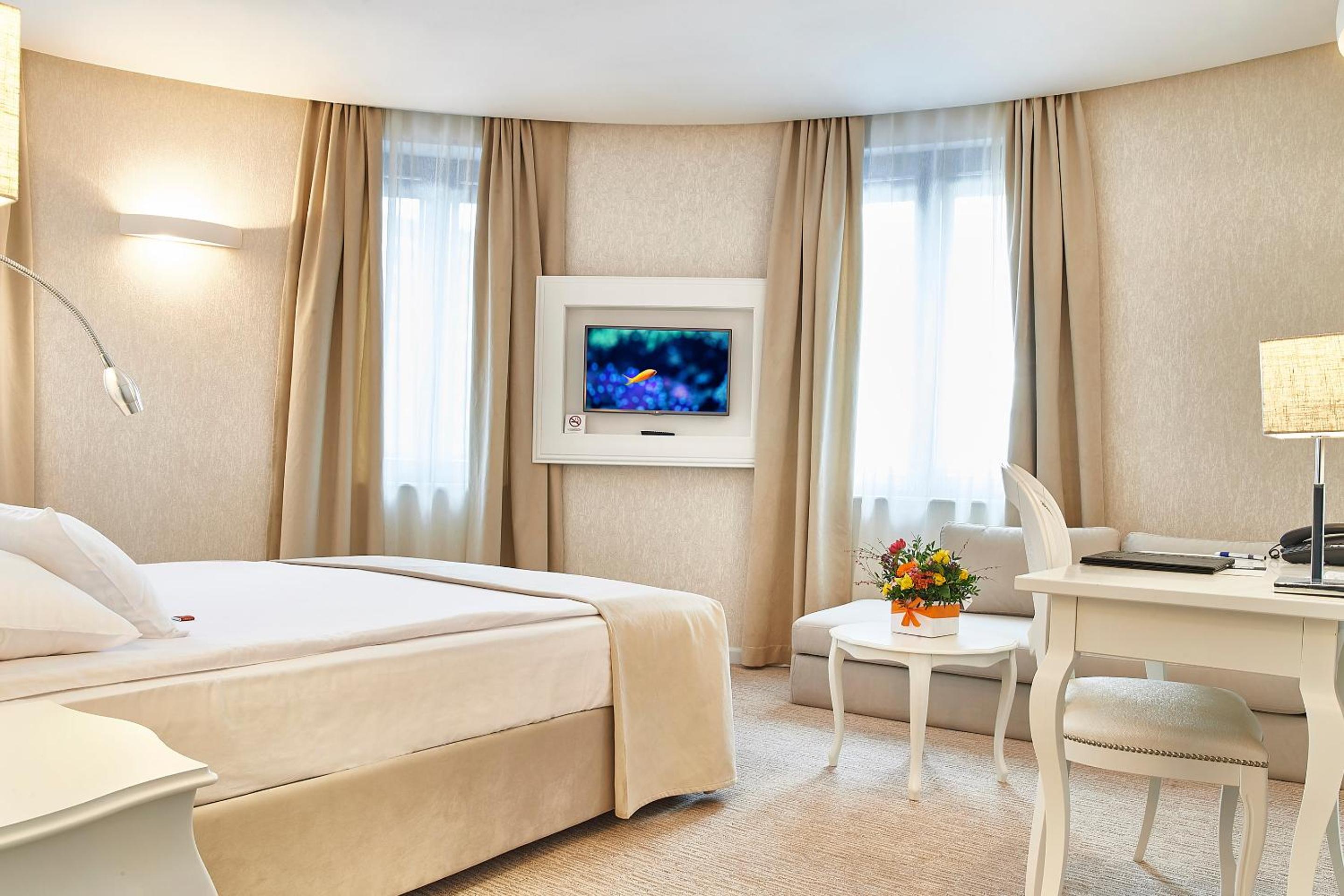 Deluxe Double Room with Sofa and Mountain View photo 1