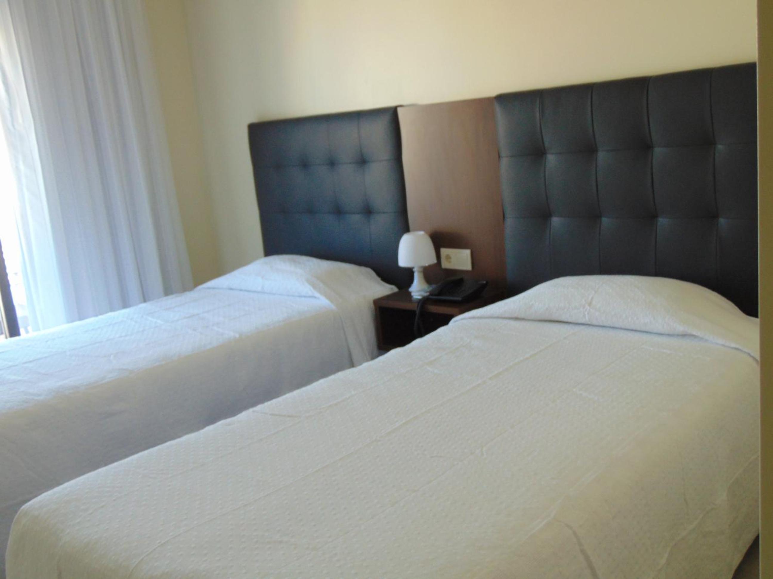 Double or Twin Room with Balcony - Photo 2