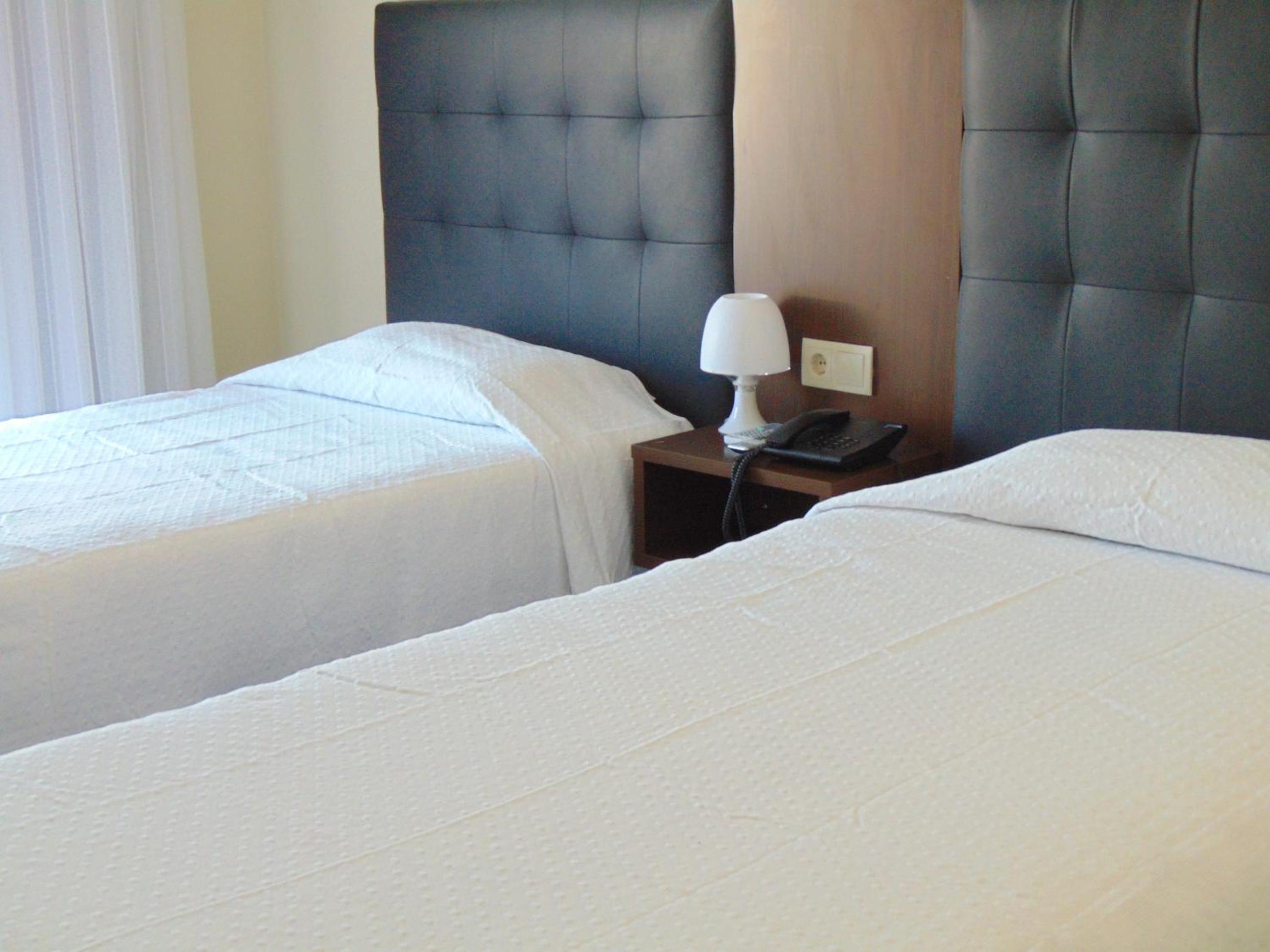 Double or Twin Room with Balcony - Photo 4