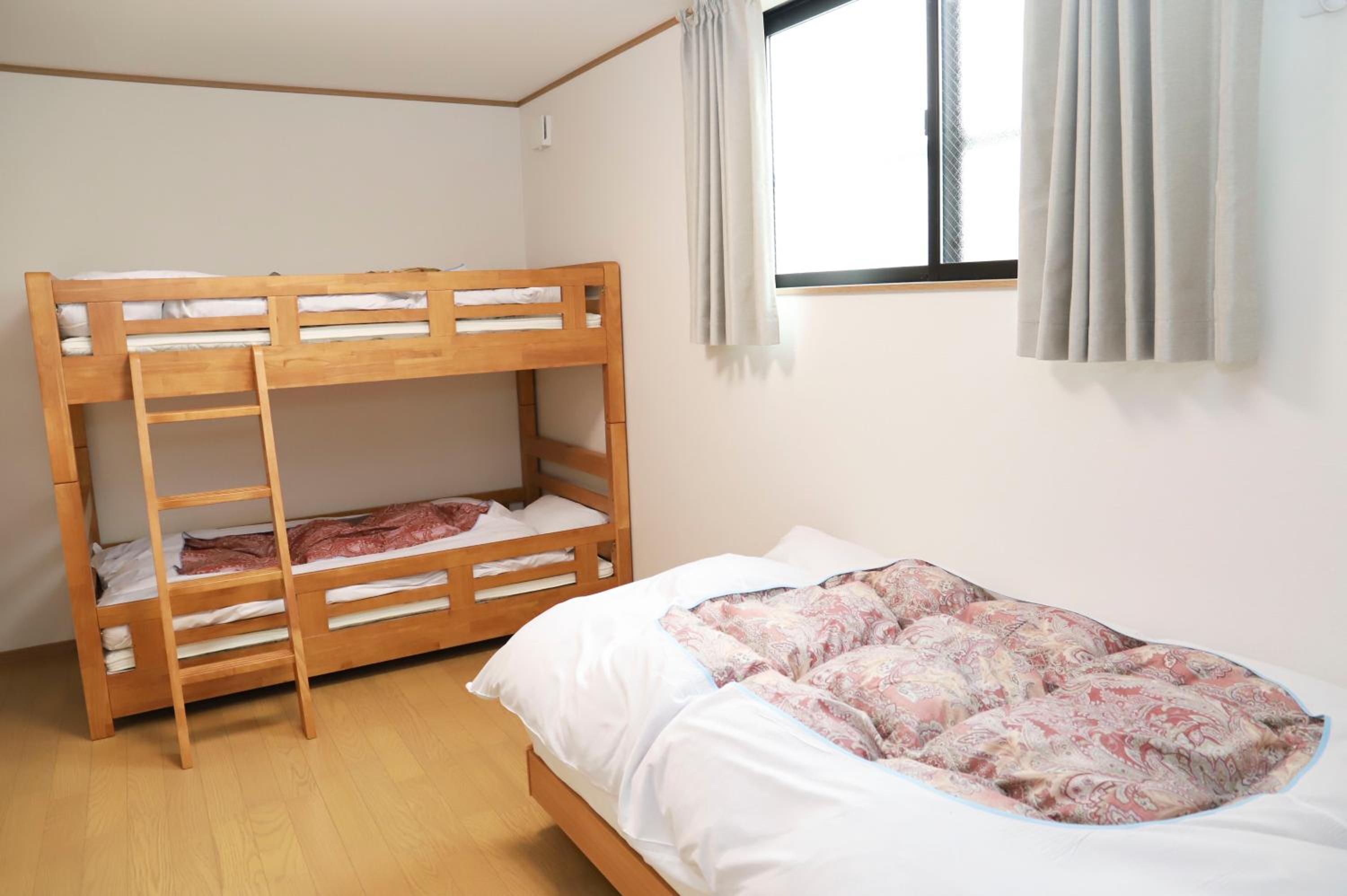 Economy Triple Room - Photo 5