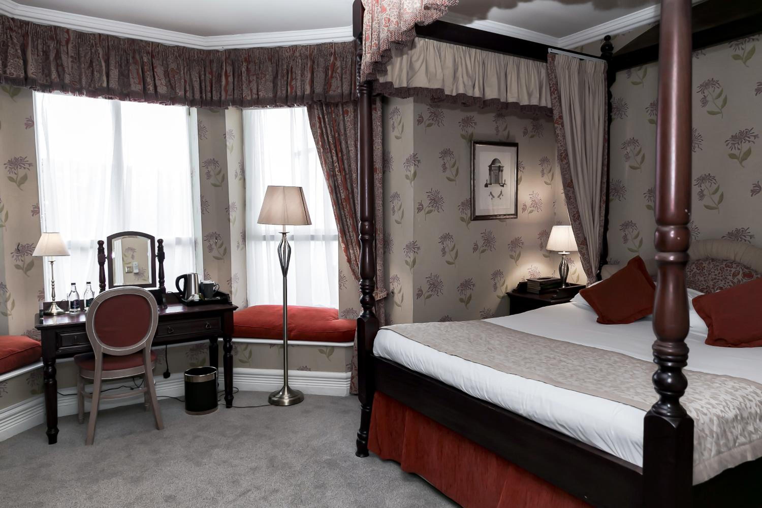 Superior King Room thumbnail 5