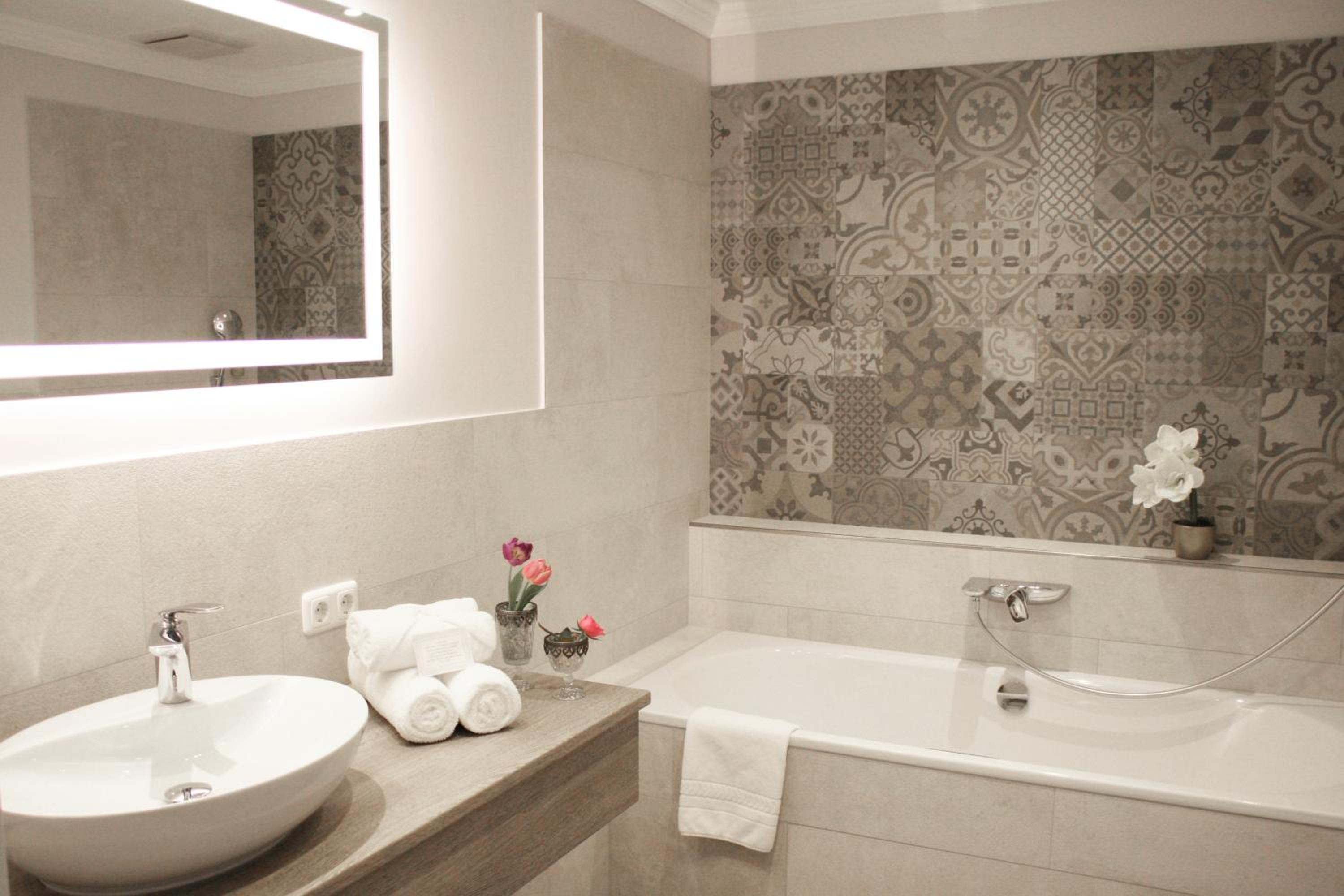Deluxe Double or Twin Room with Balcony - Photo 5