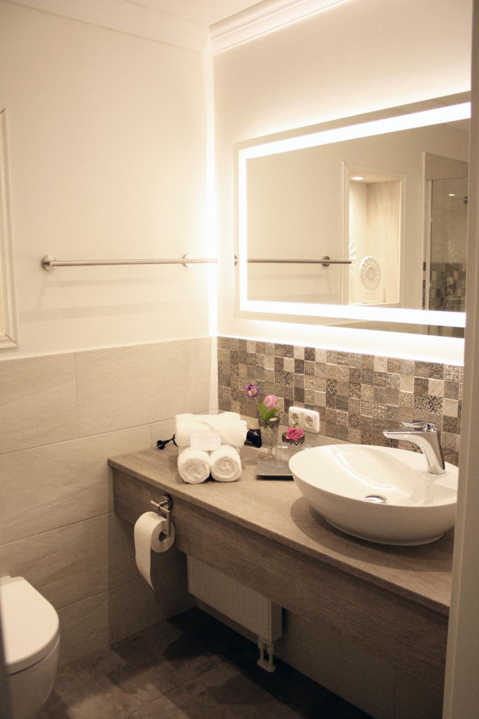 Double or Twin Room with Balcony - Photo 6