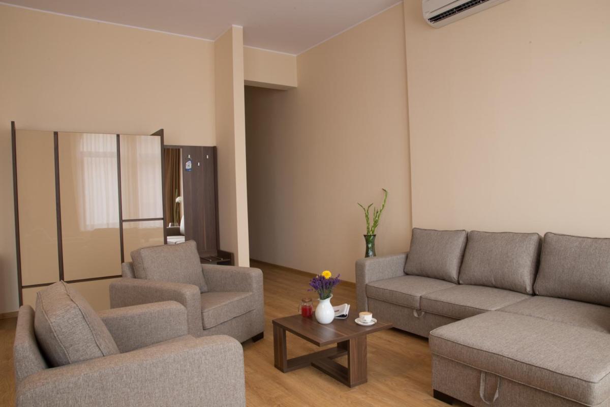 One-Bedroom Apartment photo 2