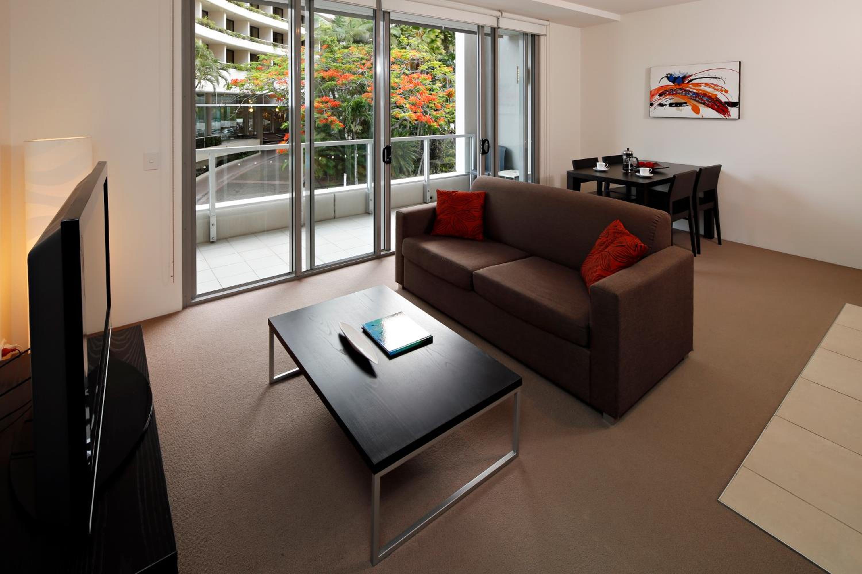 One-Bedroom Apartment with Garden View - Photo 3