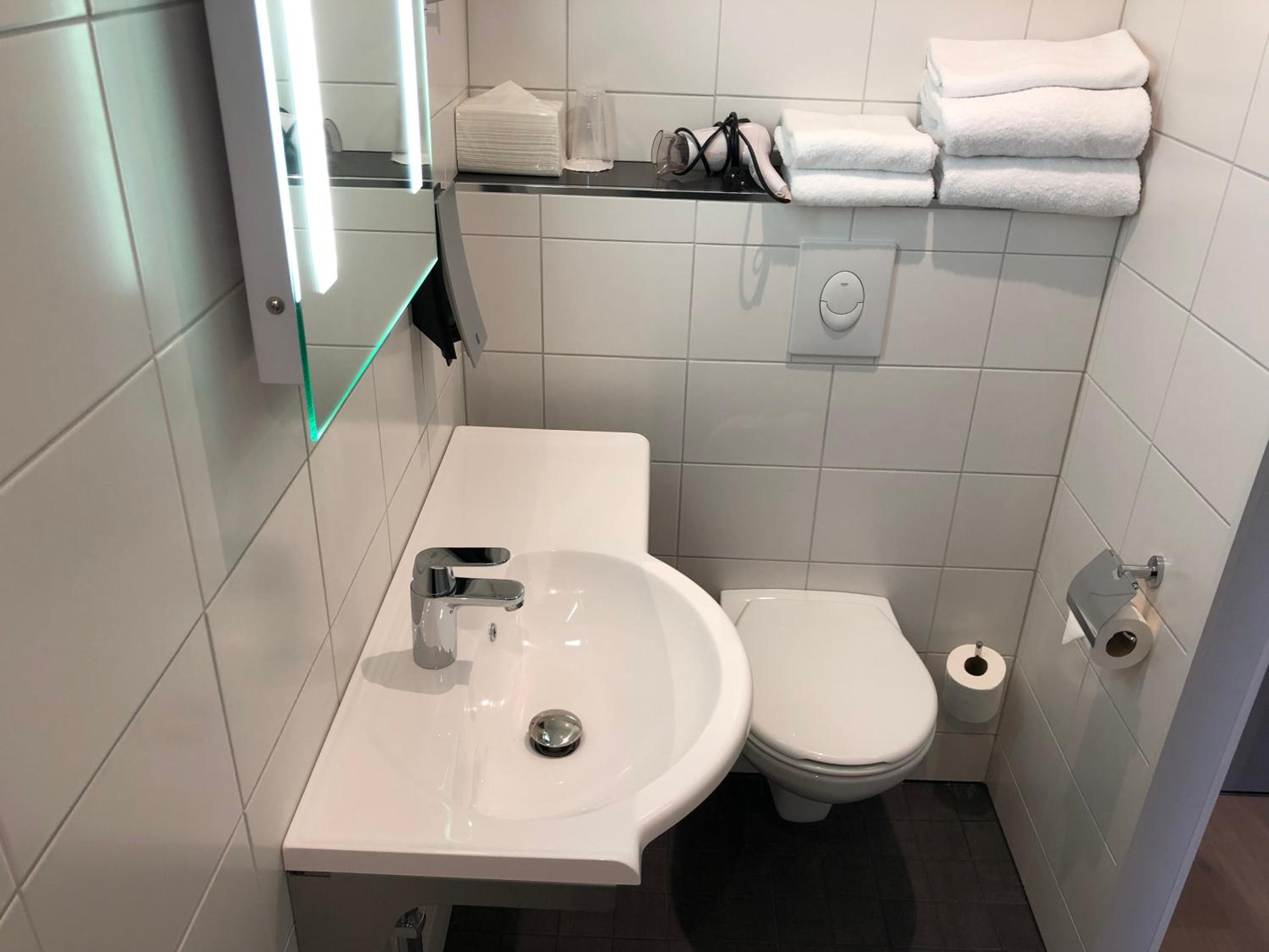 Standard Twin Room - Photo 9