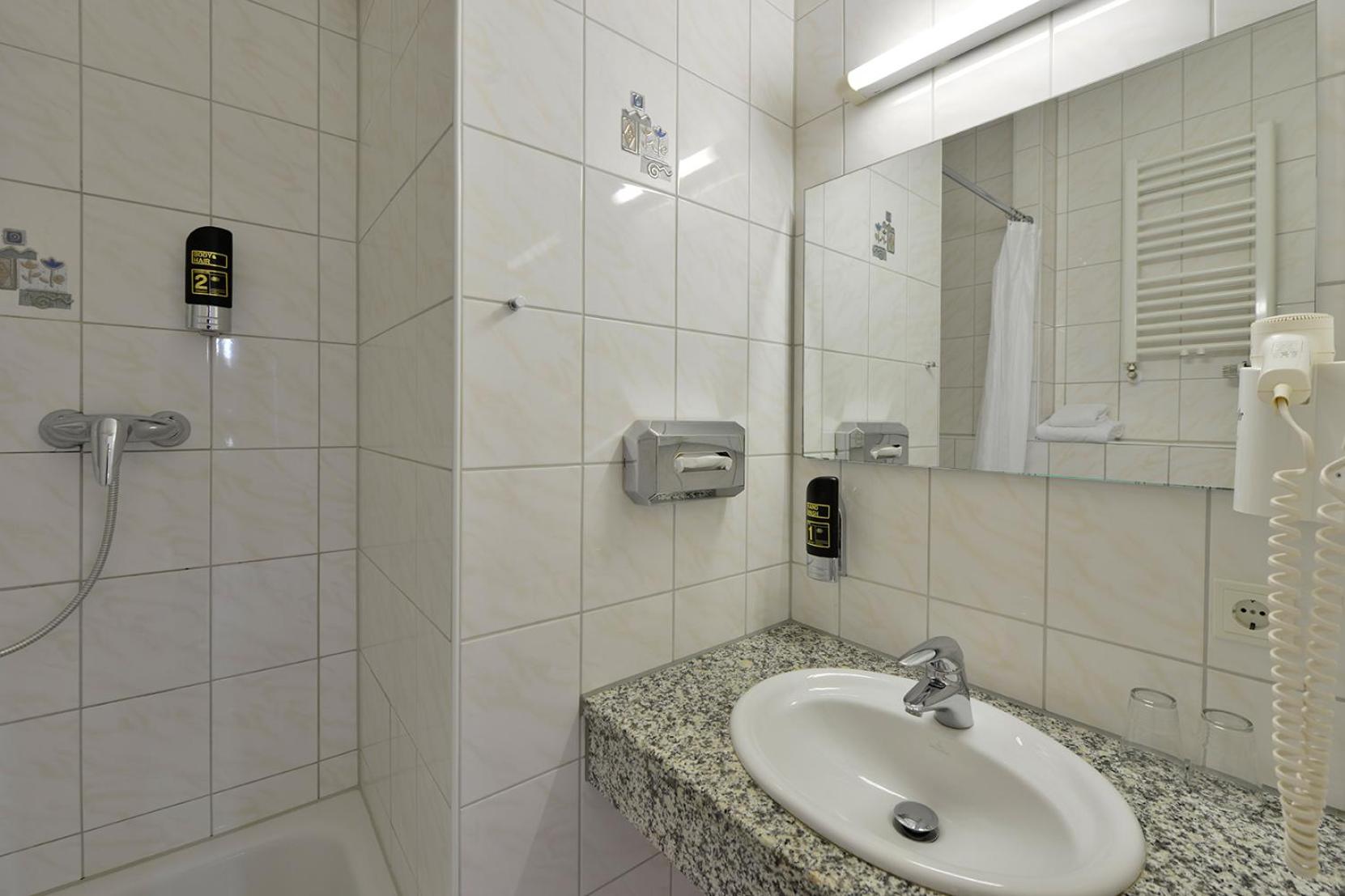 Double Room - Photo 15