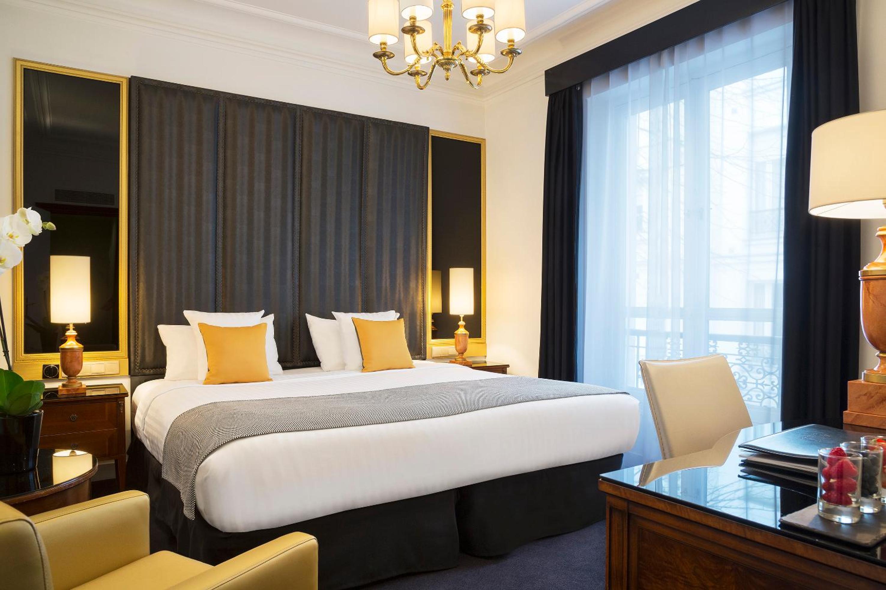 Premium Twin Room thumbnail 5