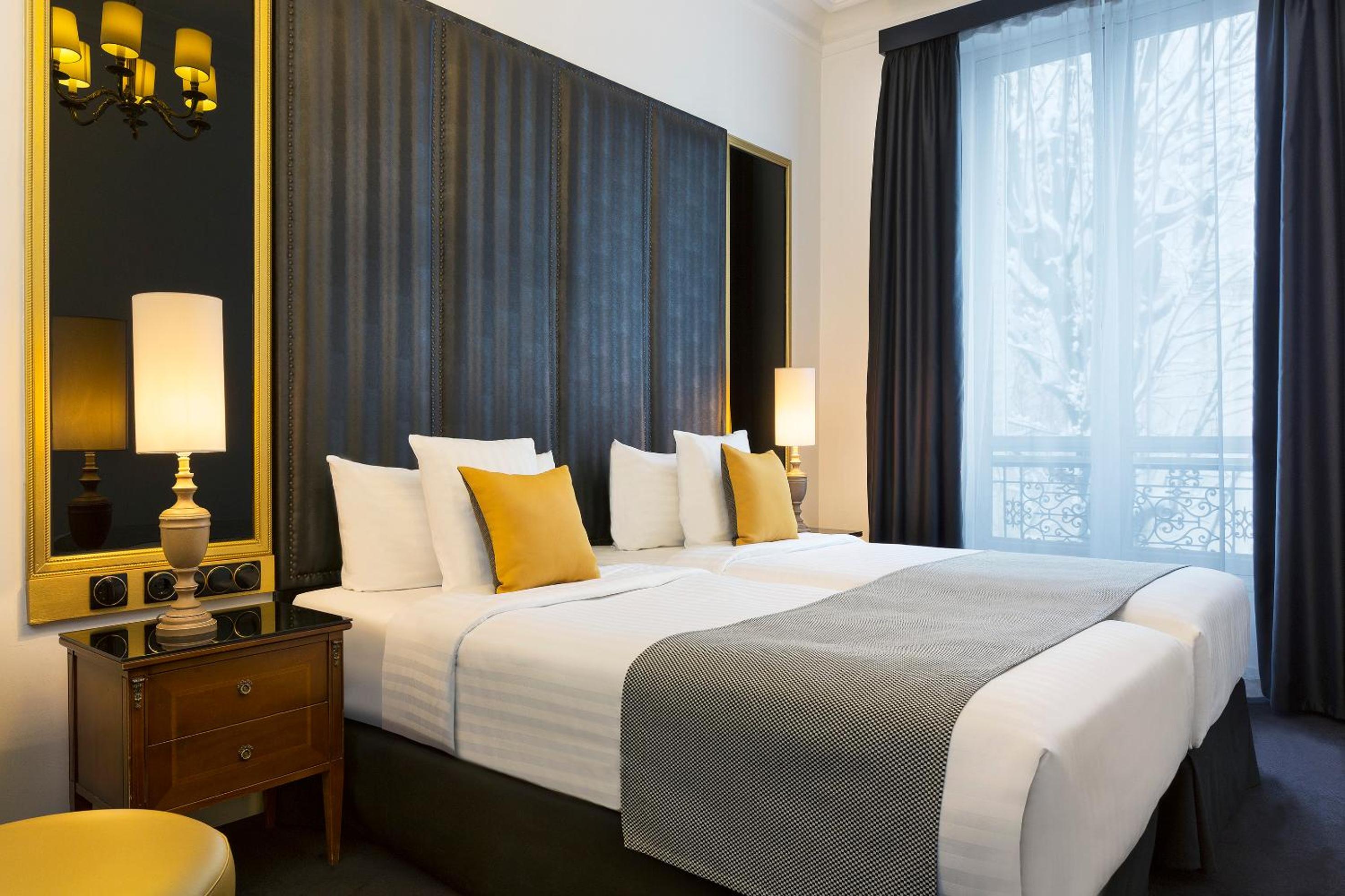 Premium Twin Room thumbnail 6