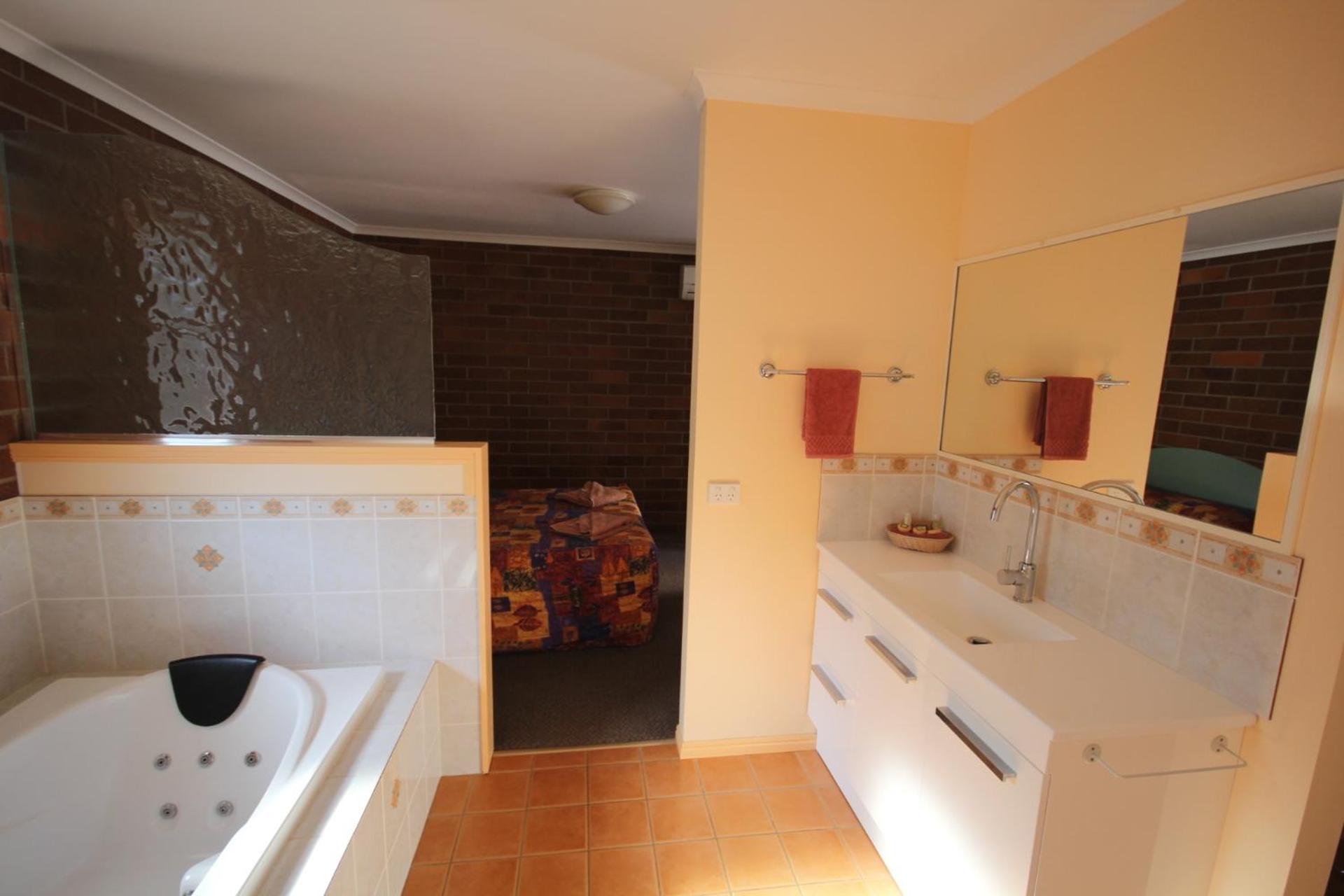 Deluxe Double or Twin Room with Spa Bath photo 2