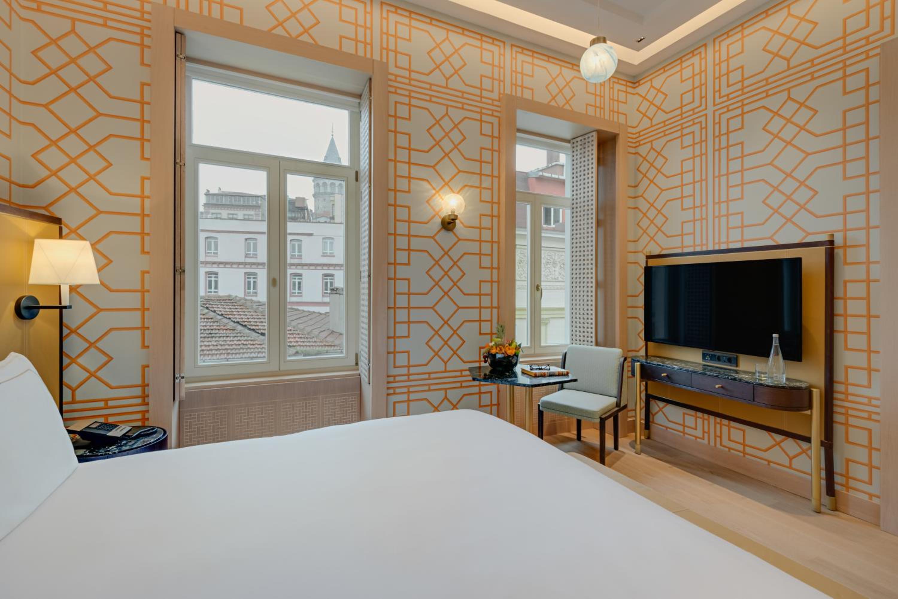 Superior King Room with Galata View thumbnail 5