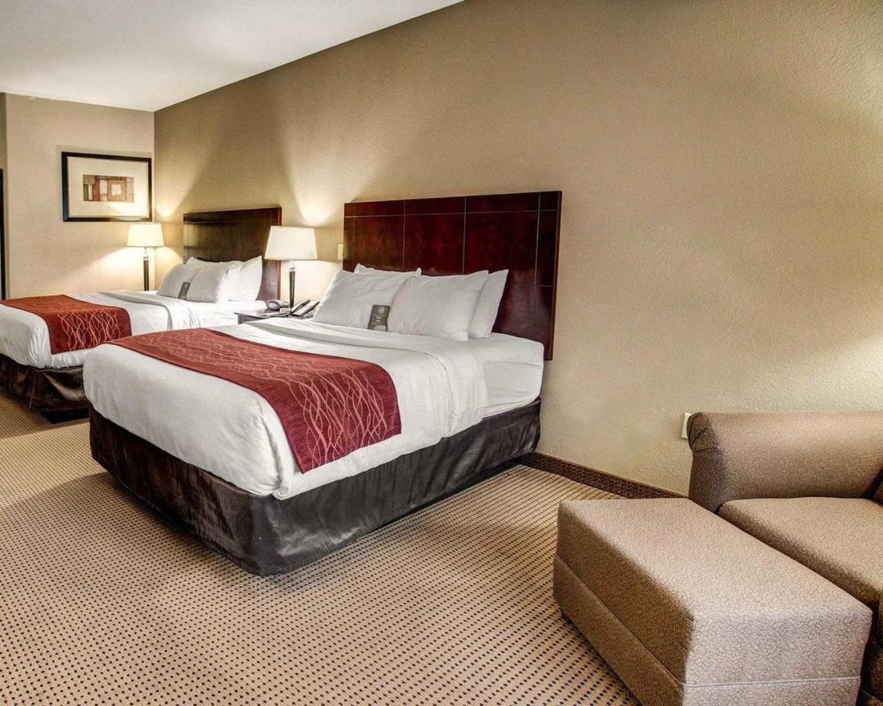 Queen Room with Two Queen Beds - Non-Smoking - Photo 1