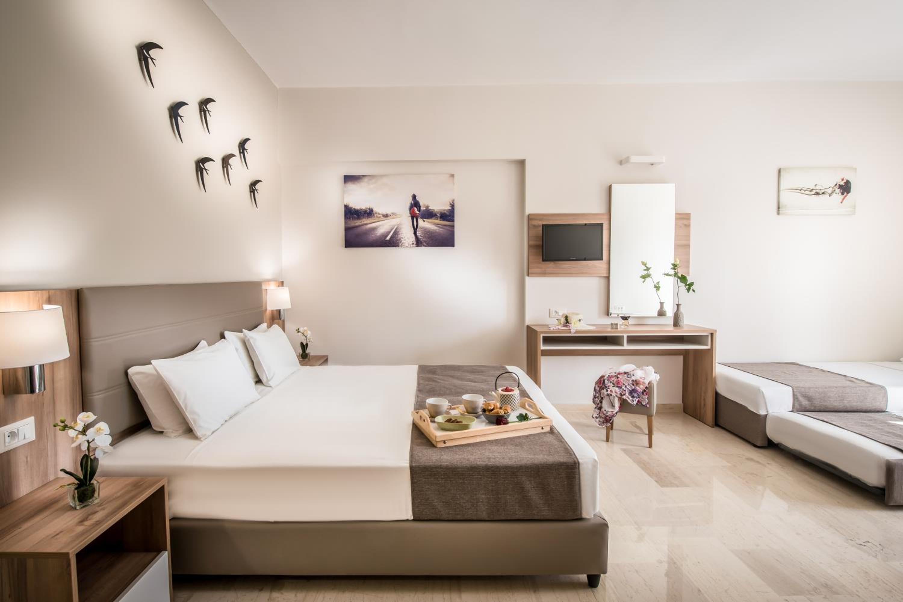 Deluxe Triple Room with Pool View photo 3