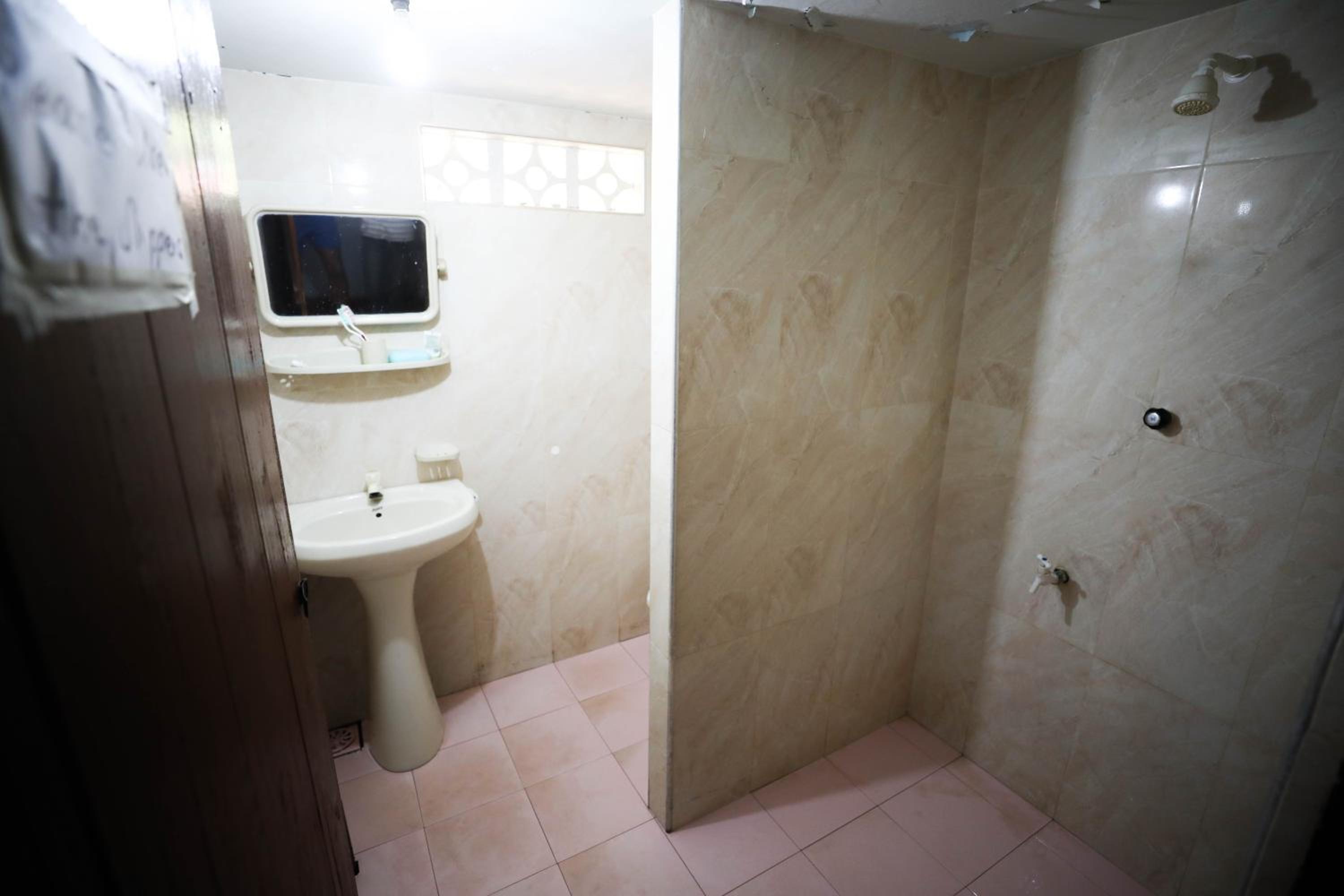 Basic Triple Room with Shared Bathroom photo 3