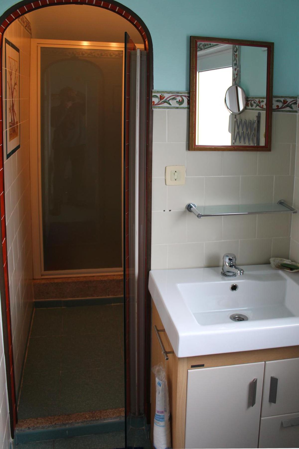 Family Room with Shared Bathroom photo 3