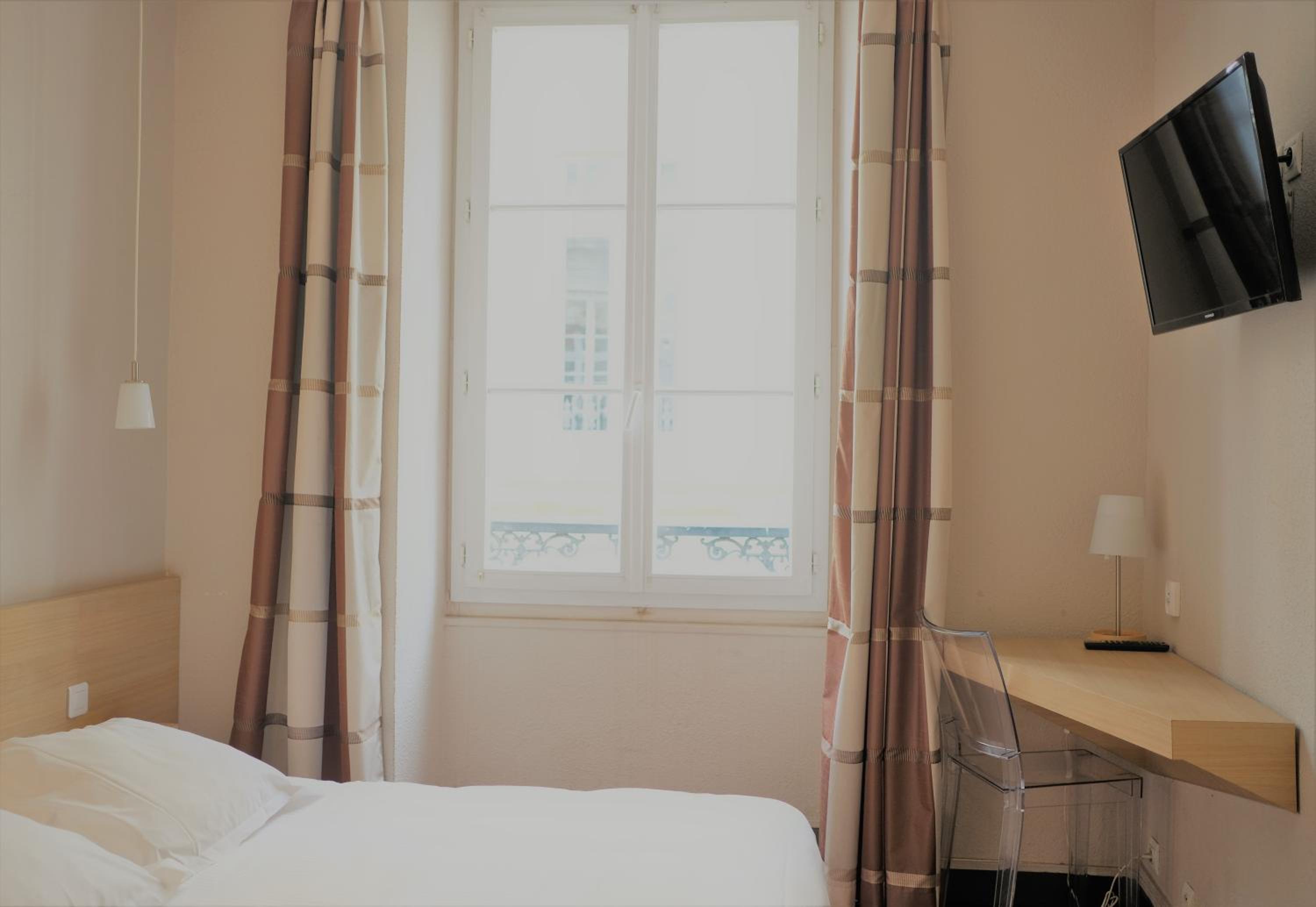 Double Room with City View - Photo 1