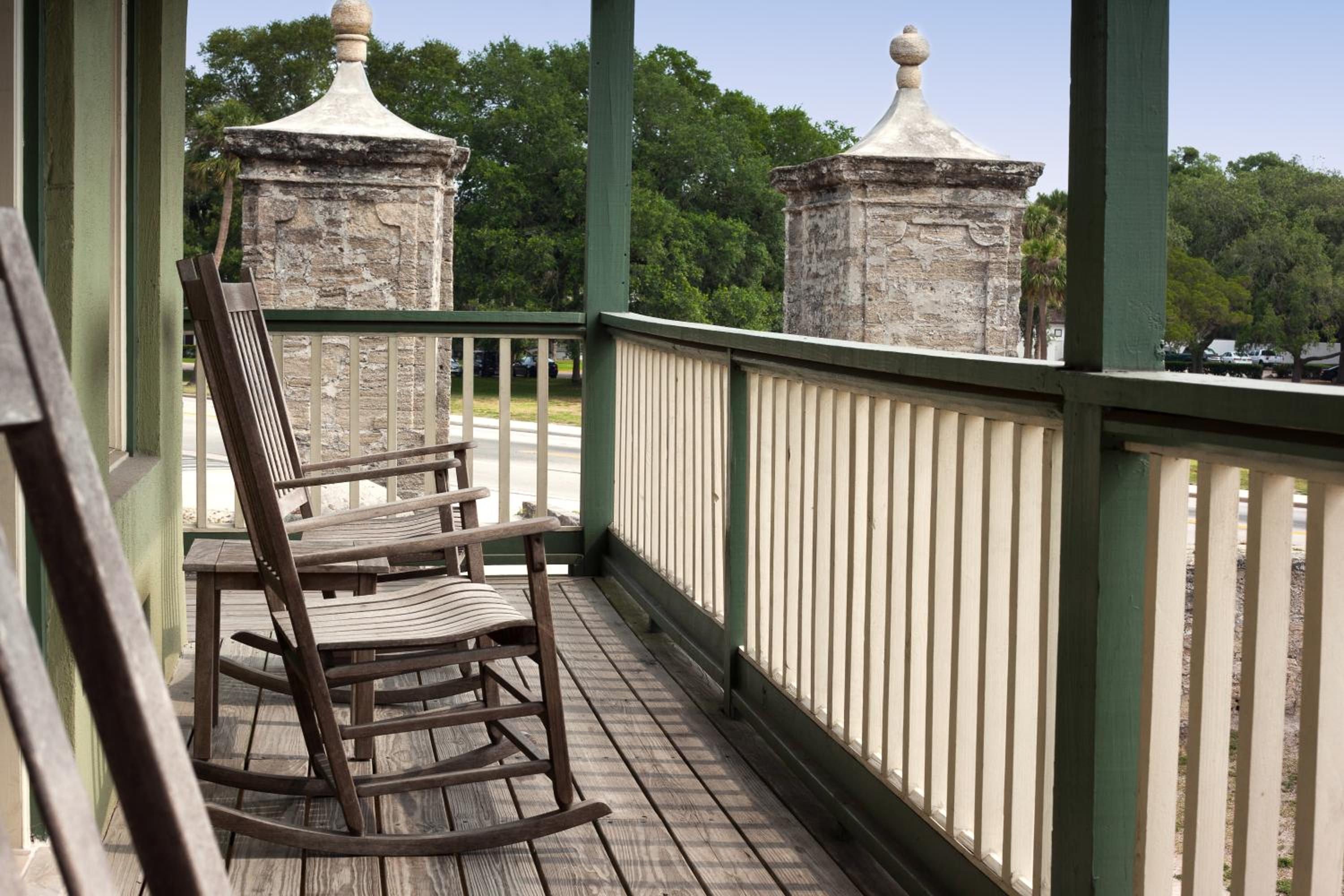 Superior King Room with Balcony - Photo 6