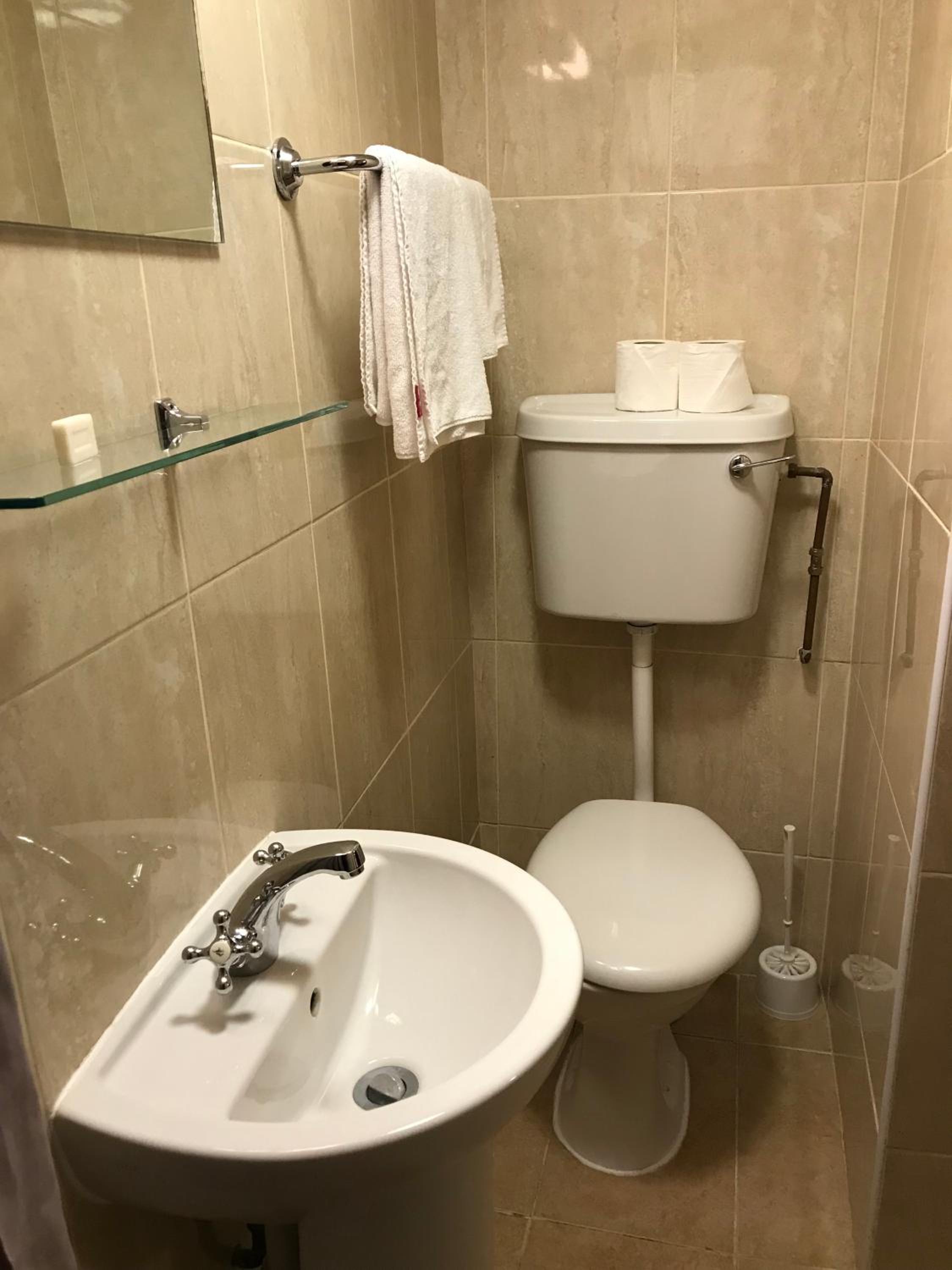 Single Room with Private Bathroom photo 3