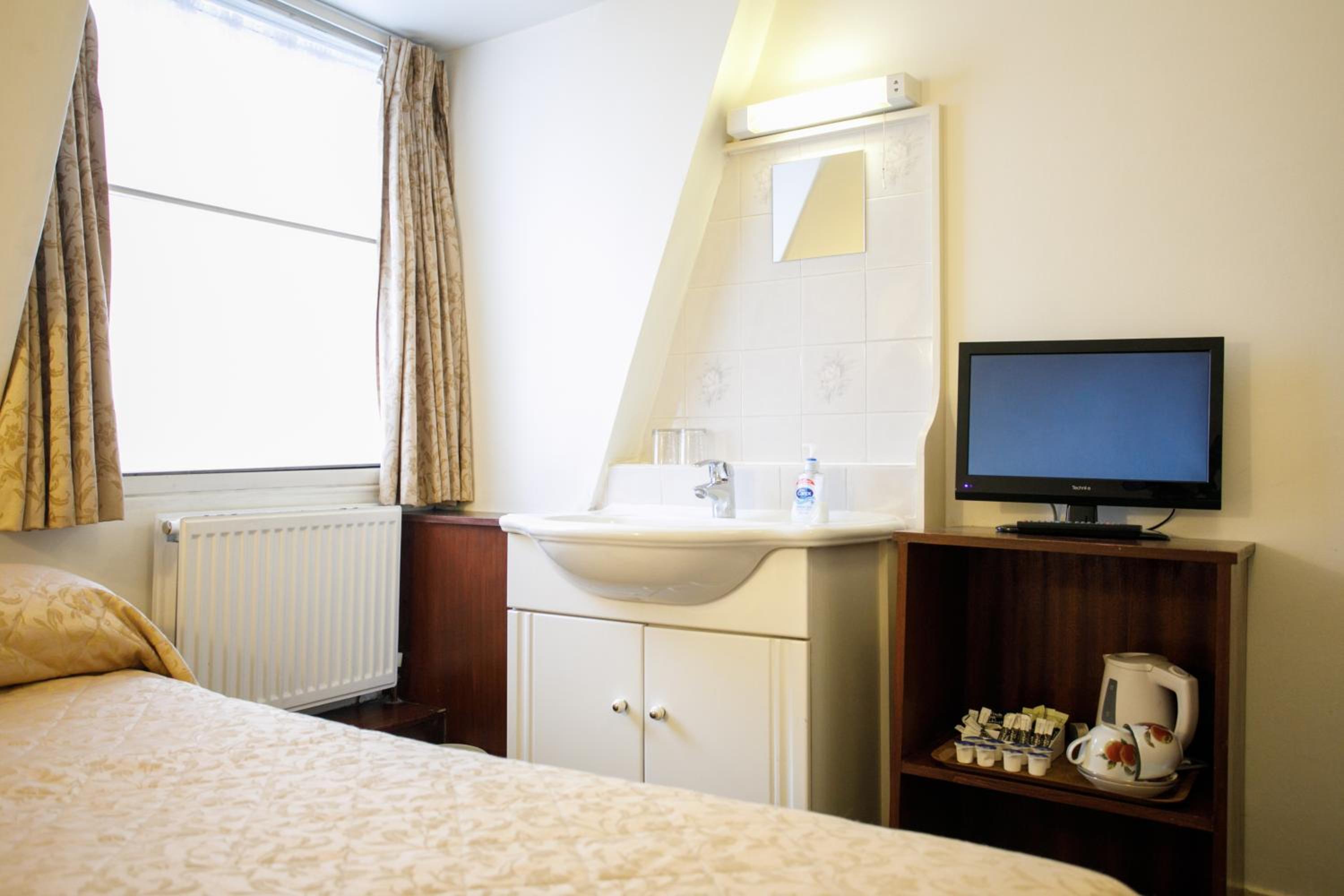 Double Room with Shared Bathroom photo 2