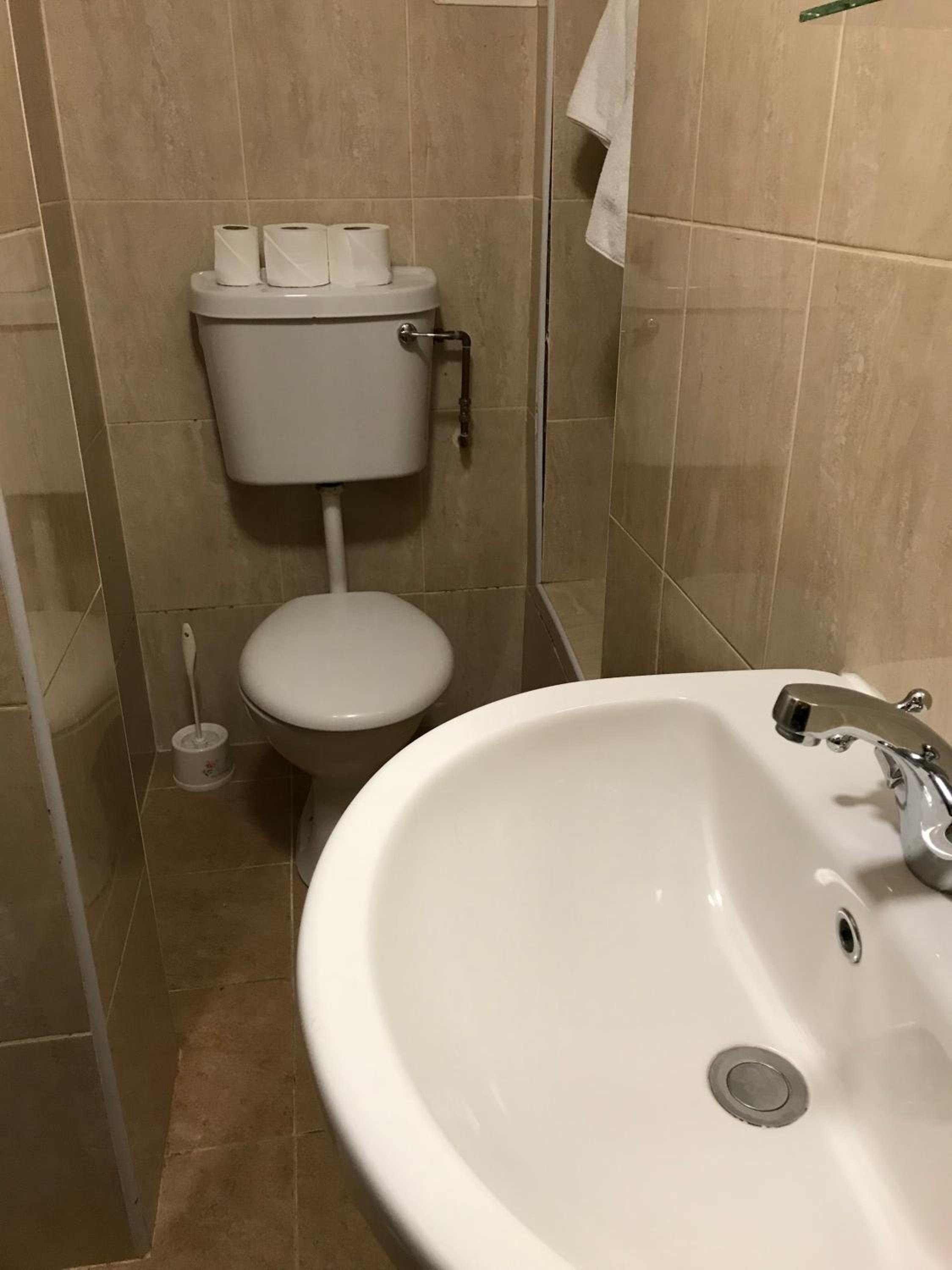 Triple En Suite in Basement Room Only photo 3