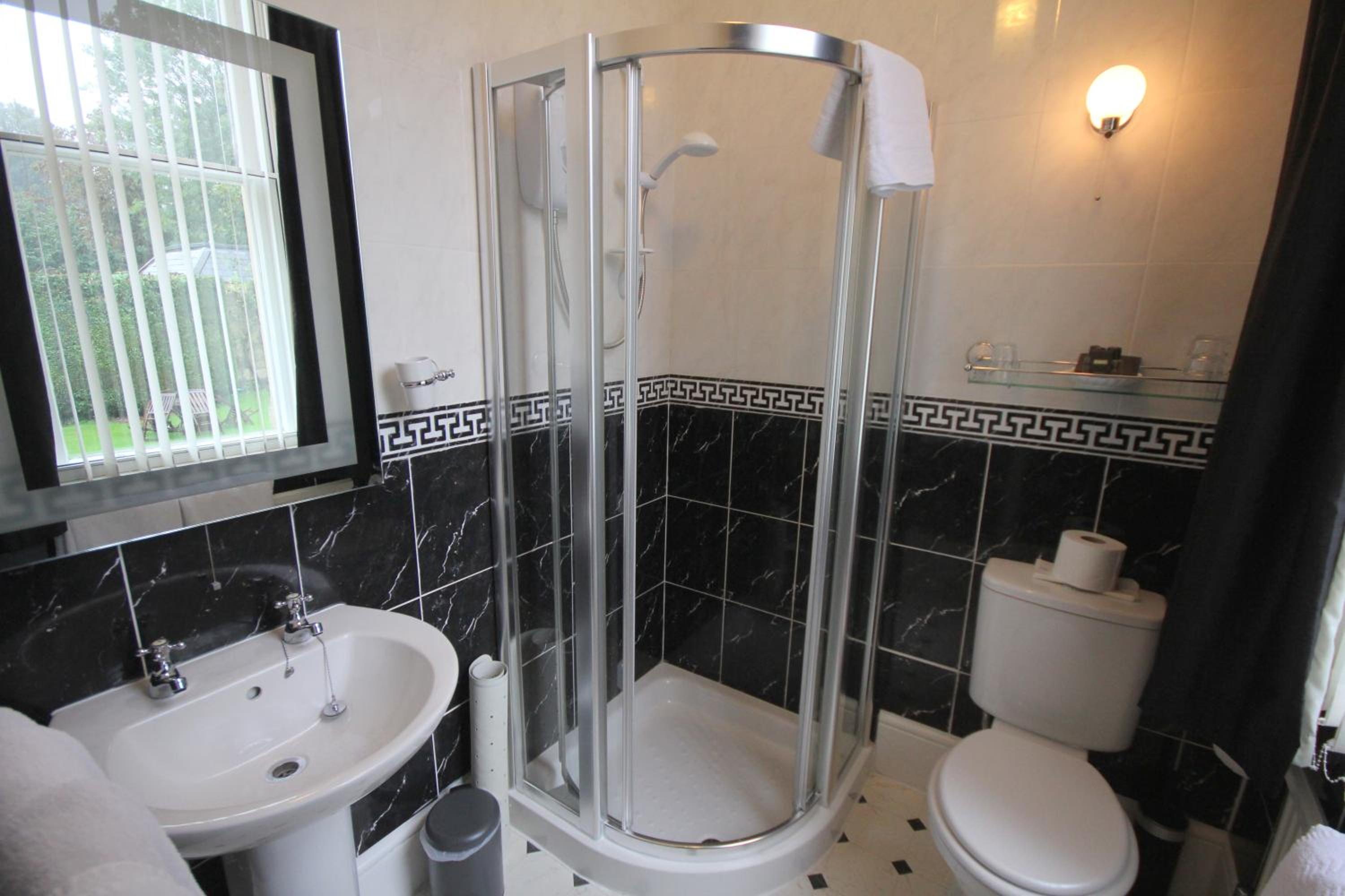 Self-catering en-suite family room for 3 - Photo 4