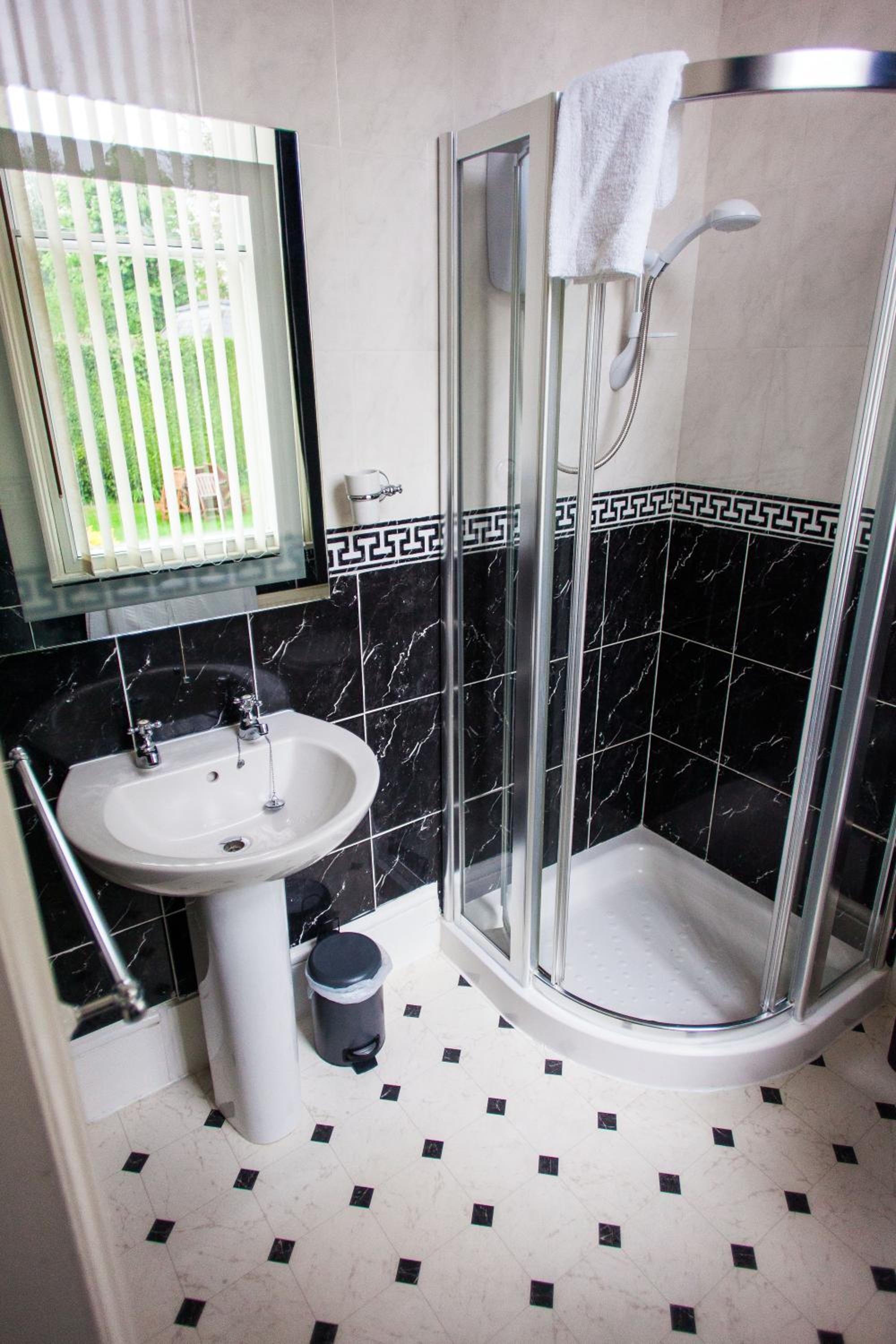 Self-catering en-suite family room for 3 - Photo 5