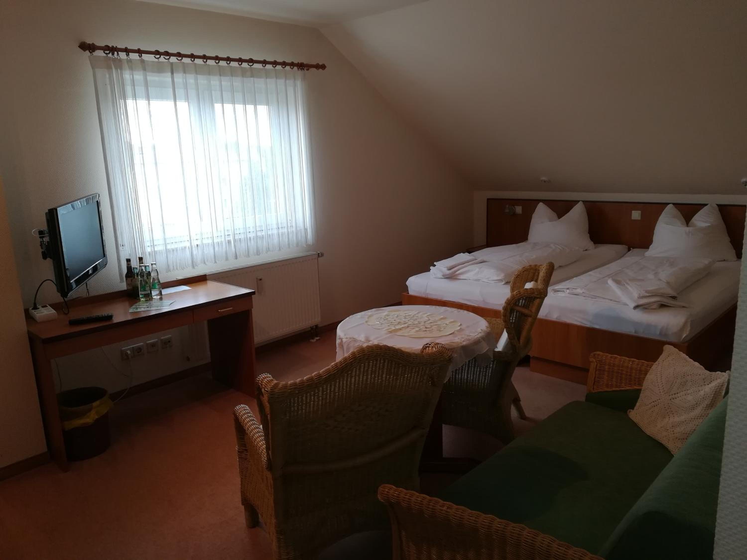 Large Double Room - Photo 4