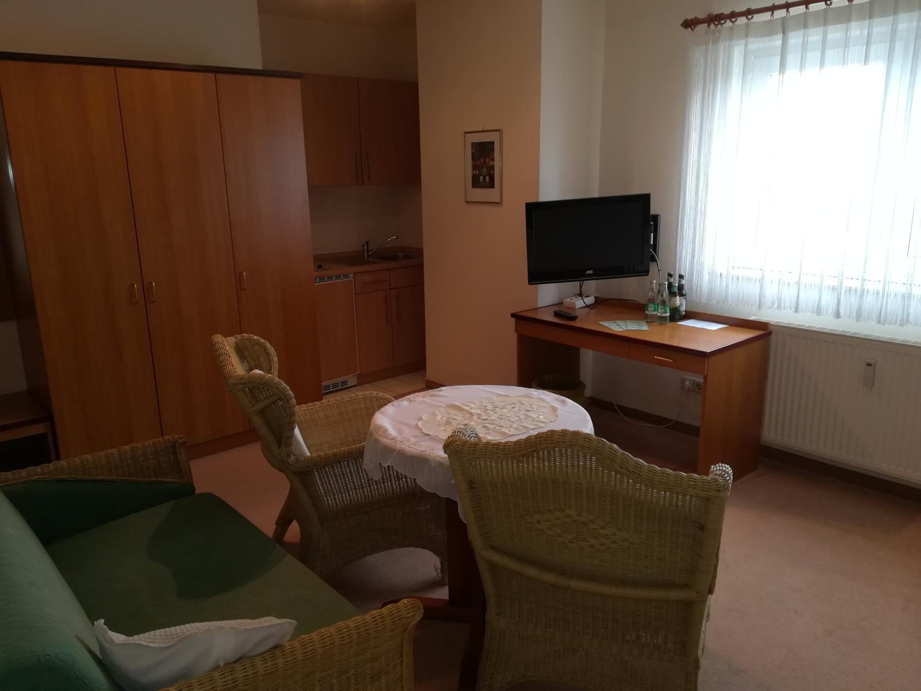 Large Double Room - Photo 2
