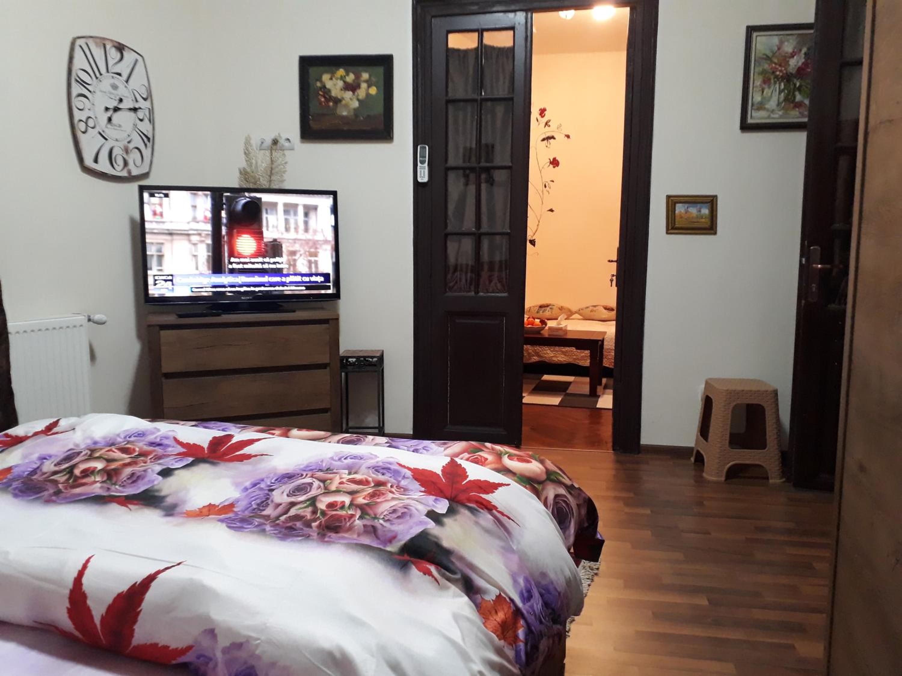 Two-Bedroom Apartment with Garden View and Private Kitchen/Bathroom - Photo 11