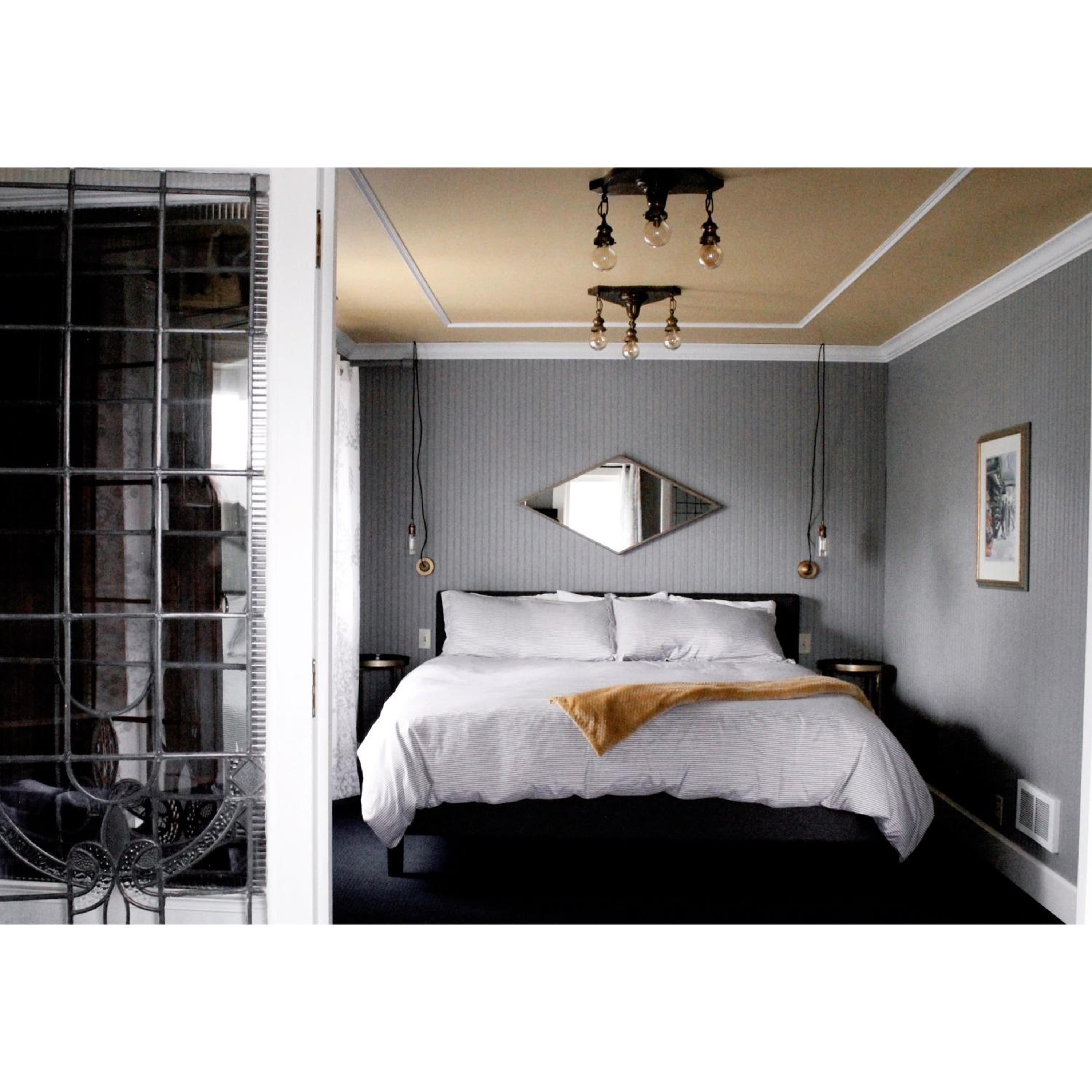 King Suite with Balcony - Photo 4