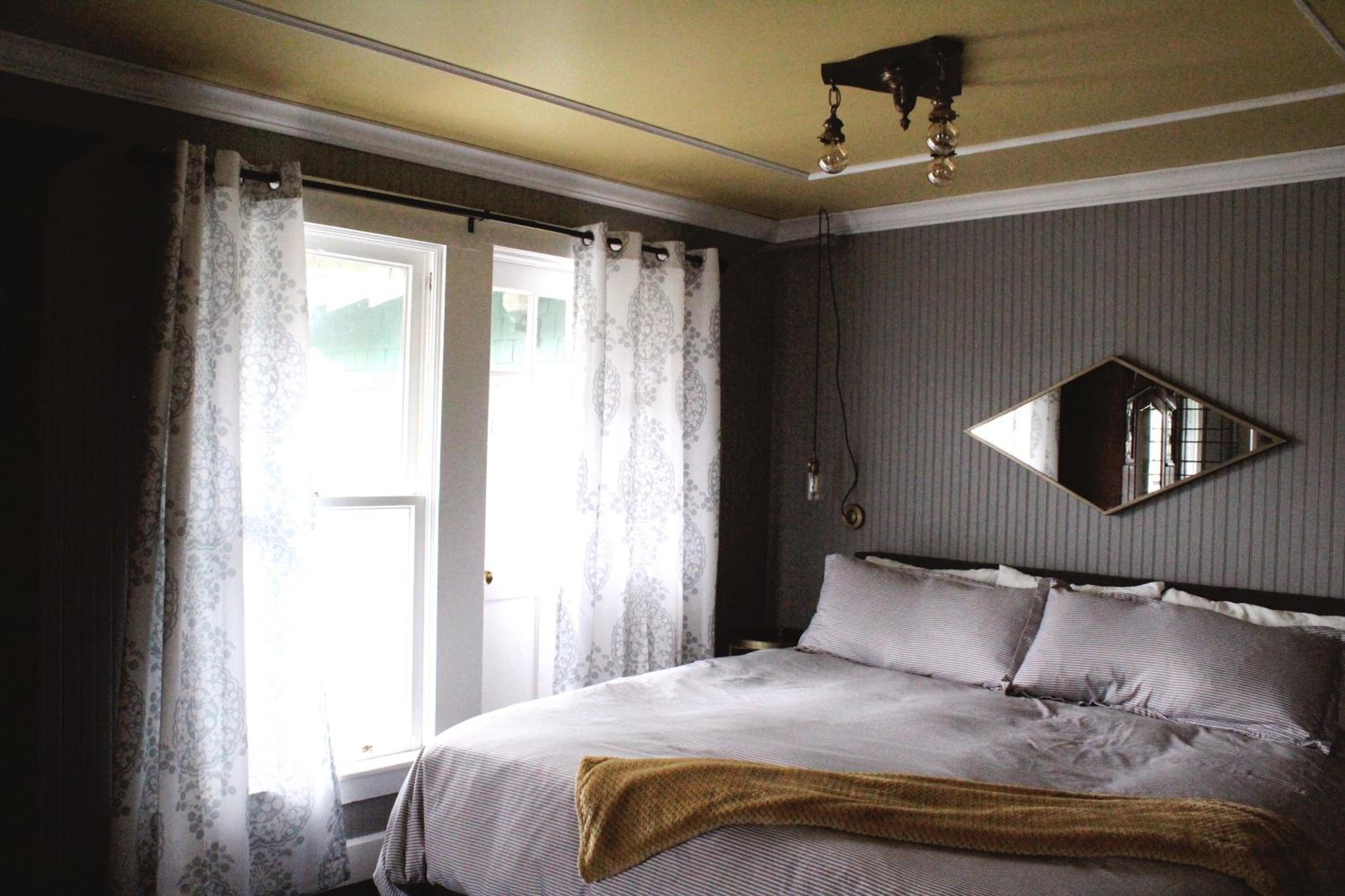 King Suite with Balcony - Photo 6