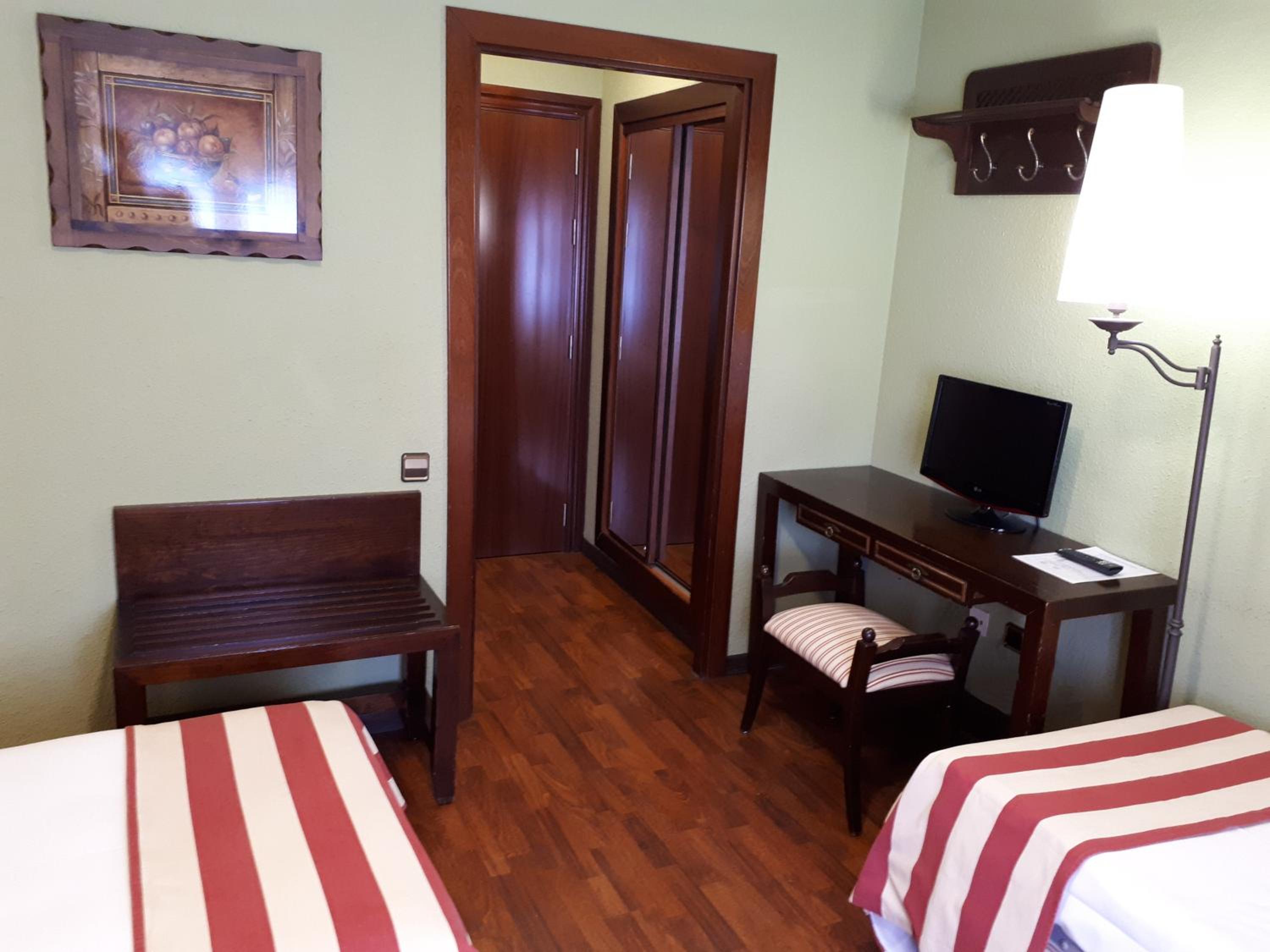 Double Room with Extra Bed (2 Adults + 1 Child) photo 3