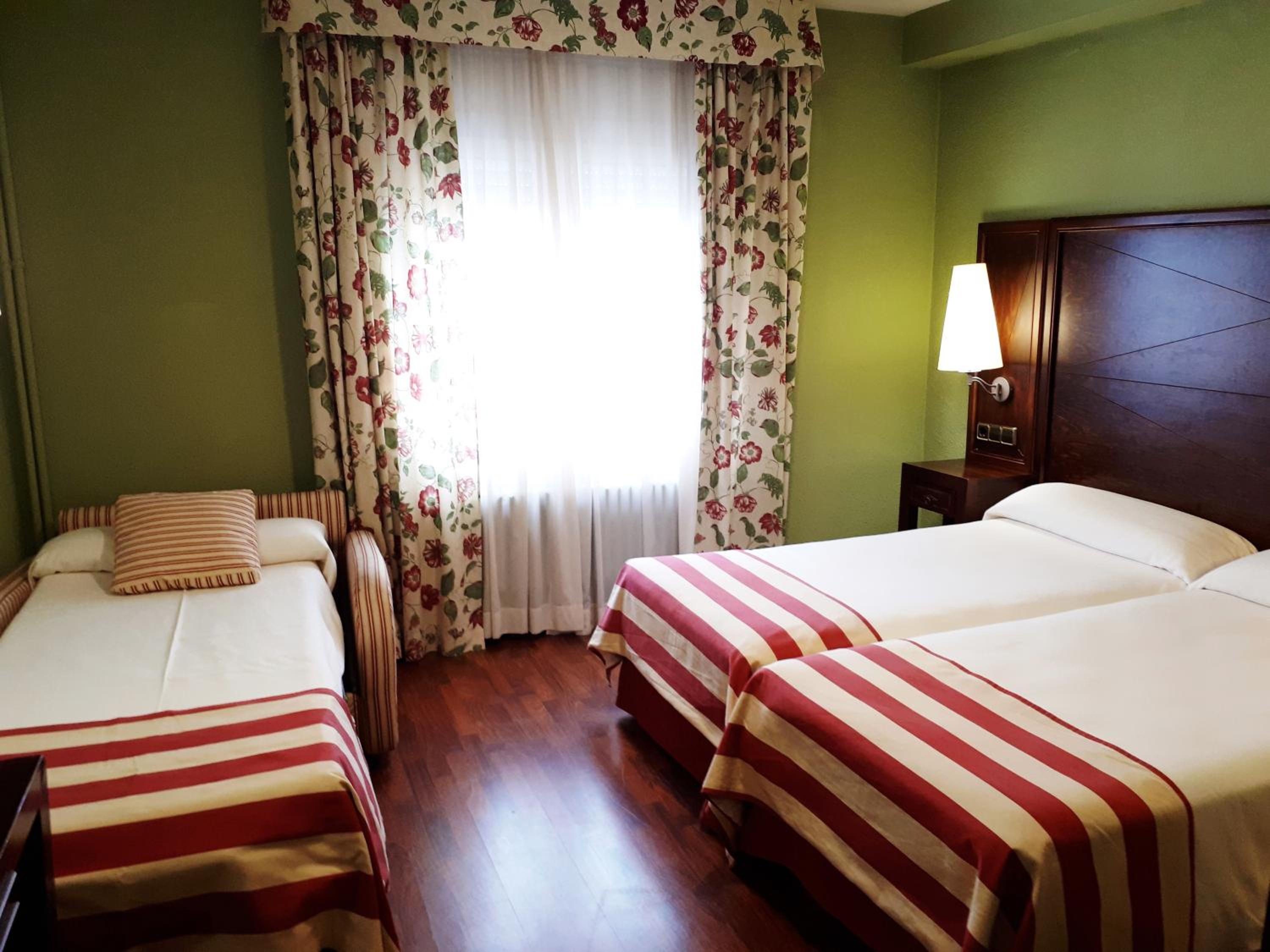 Habitación Doble con cama supletoria (2 adultos + 1 niño)