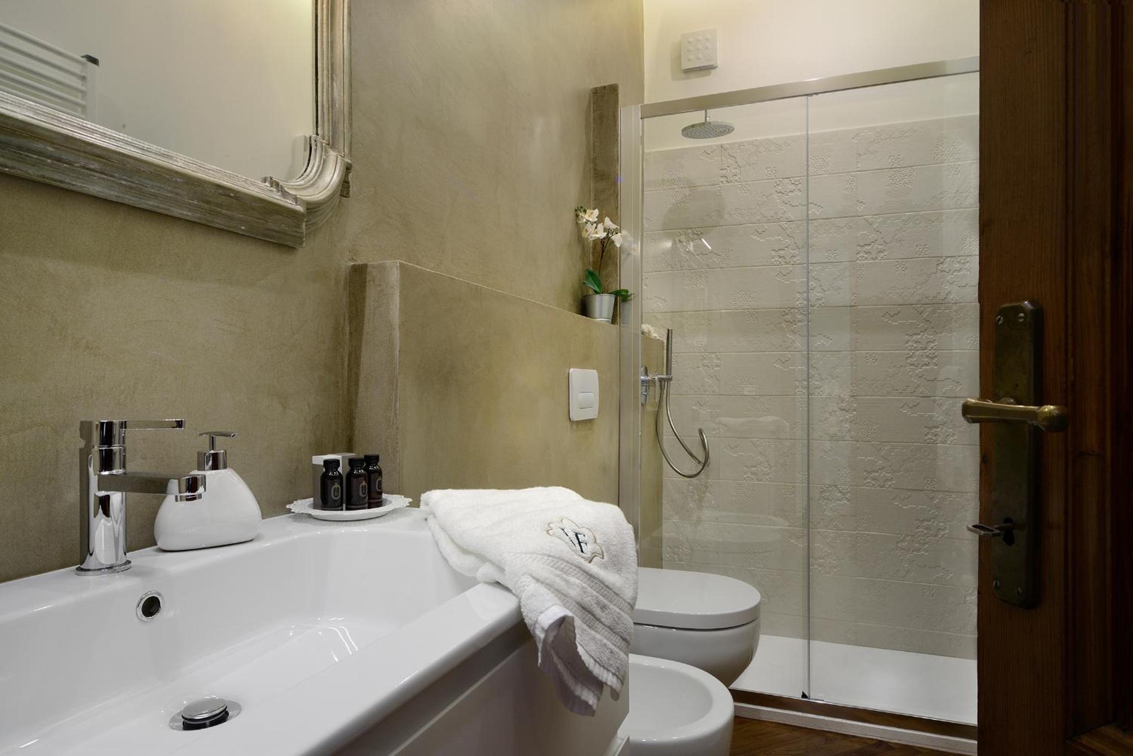 Deluxe Double Room with Shower photo 2