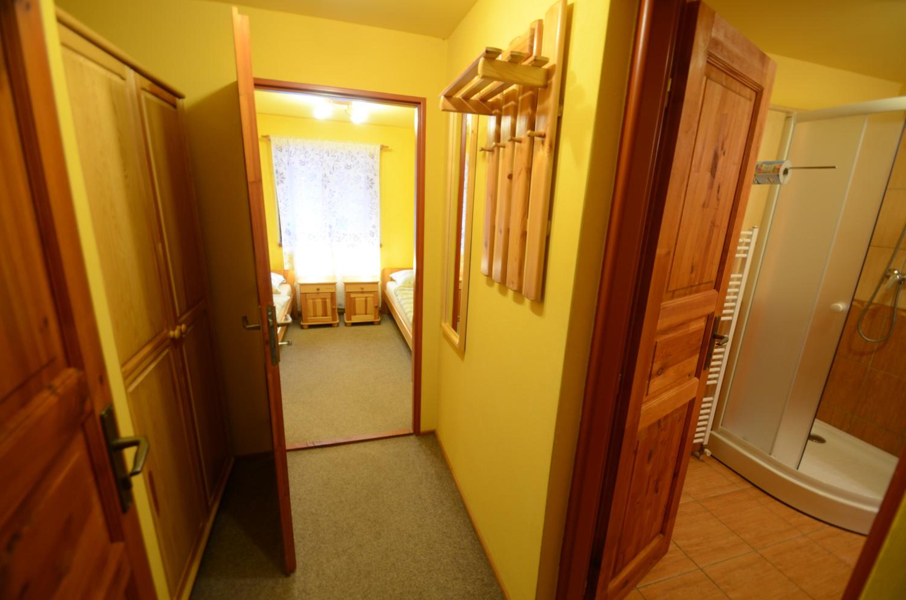 Twin Room with Private Bathroom photo 2