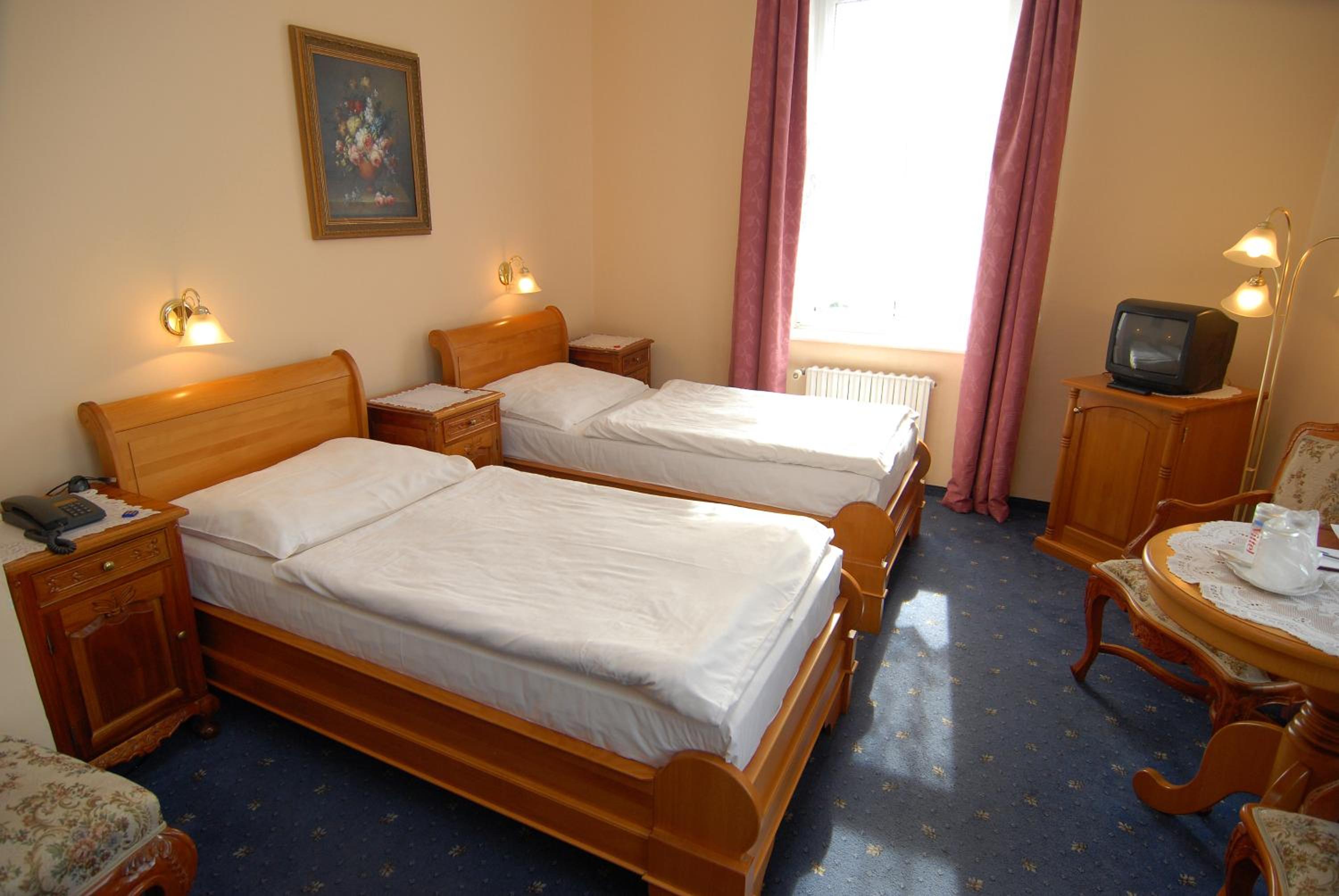 Double or Twin Room thumbnail 5