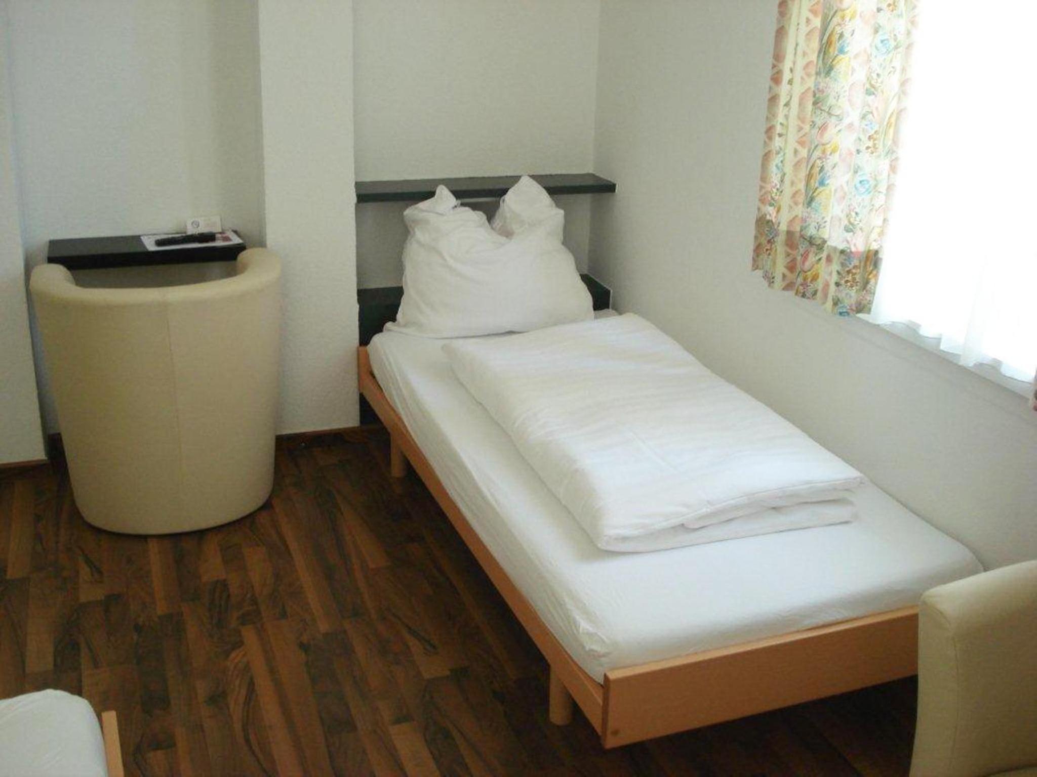 Twin Room with External Private Bathroom - Photo 4