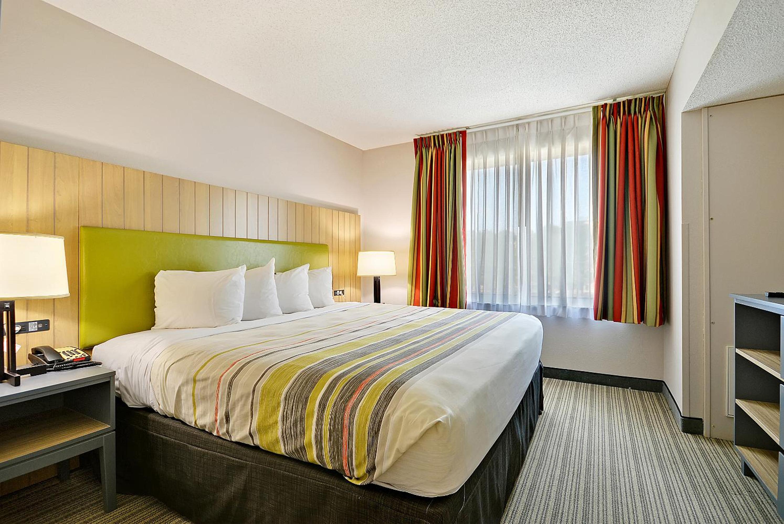 One-Bedroom King Suite - Non-Smoking - Photo 3
