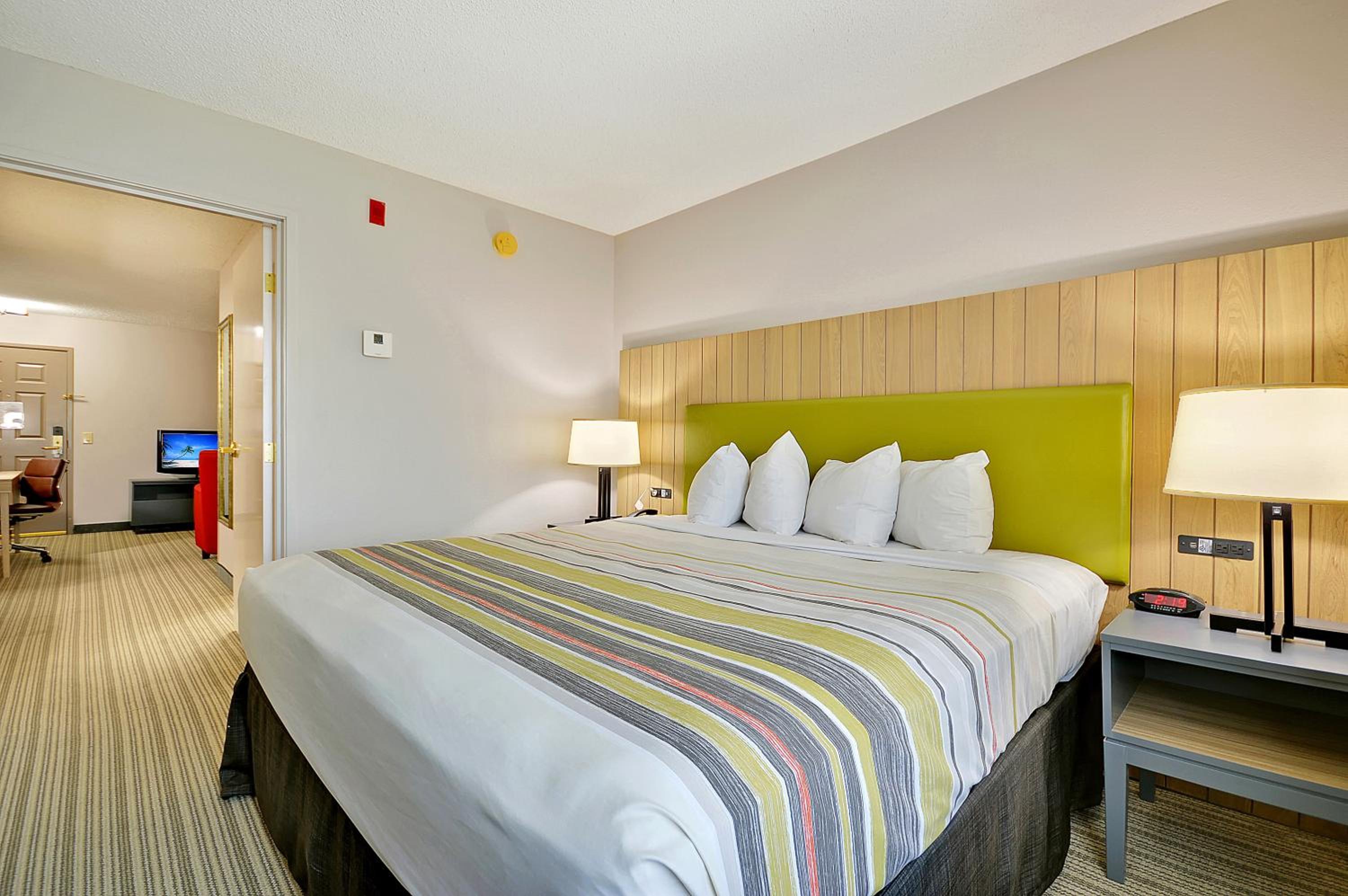 One-Bedroom King Suite - Non-Smoking - Photo 5
