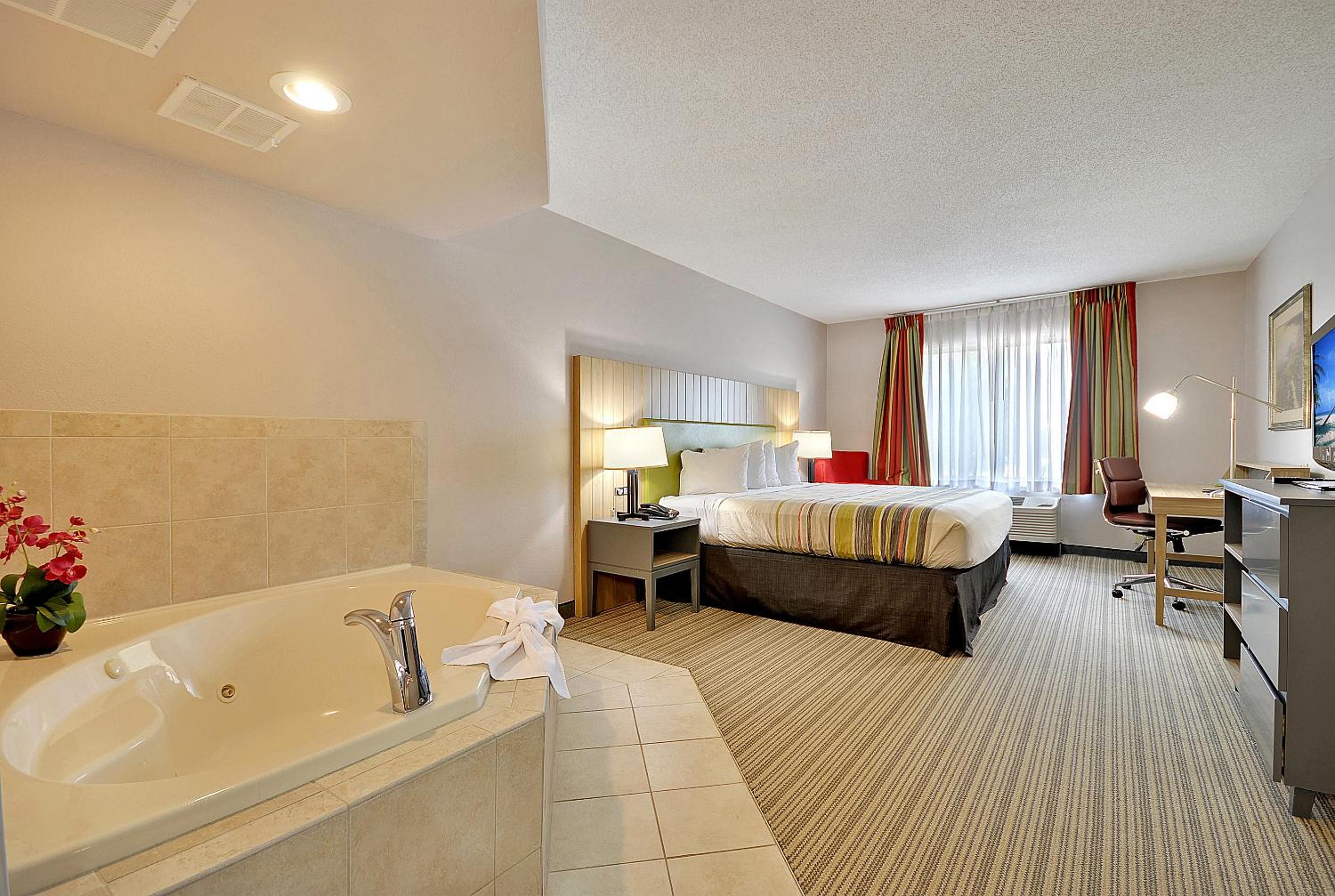 King Suite with Whirlpool - Photo 5