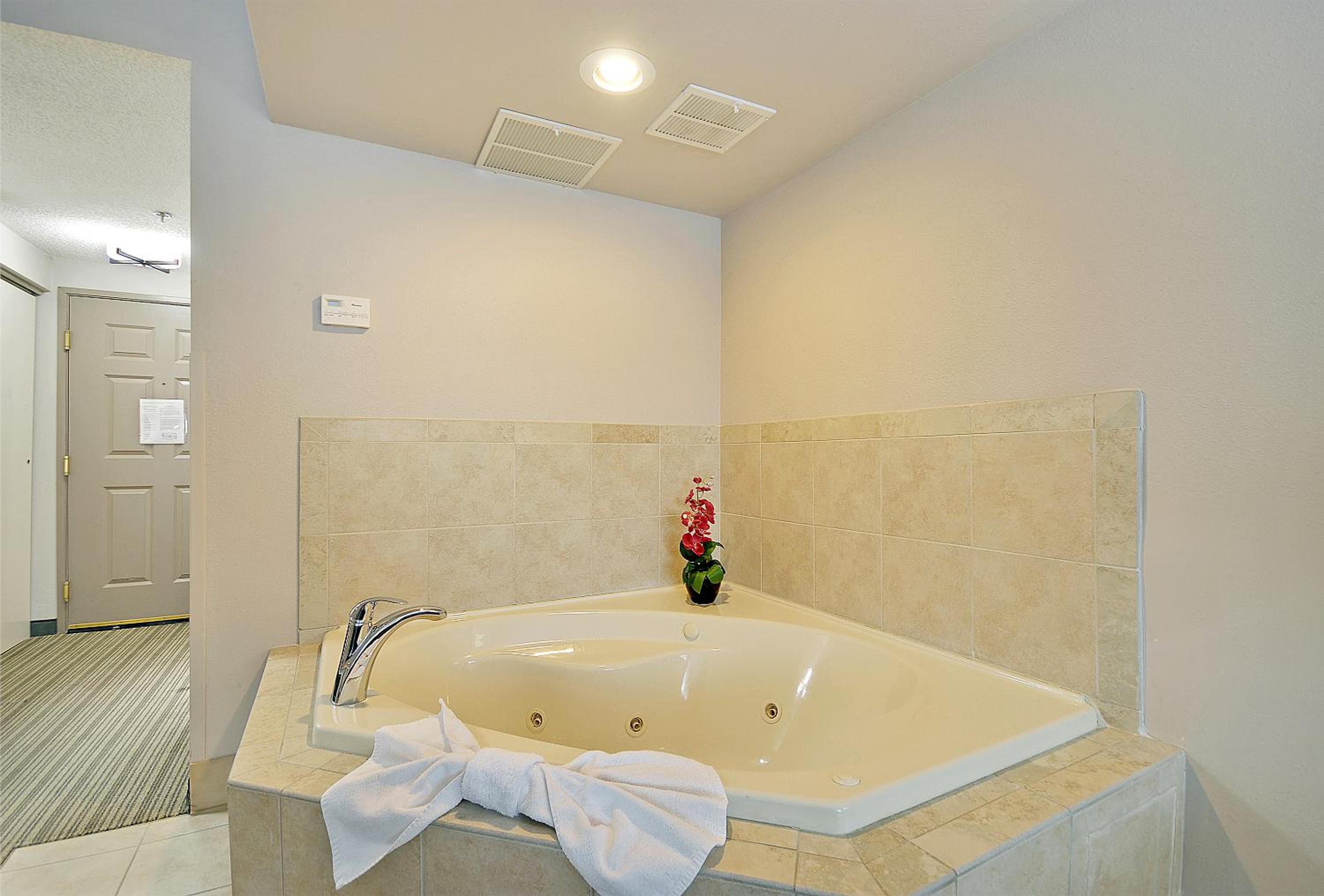 King Suite with Whirlpool - Photo 3