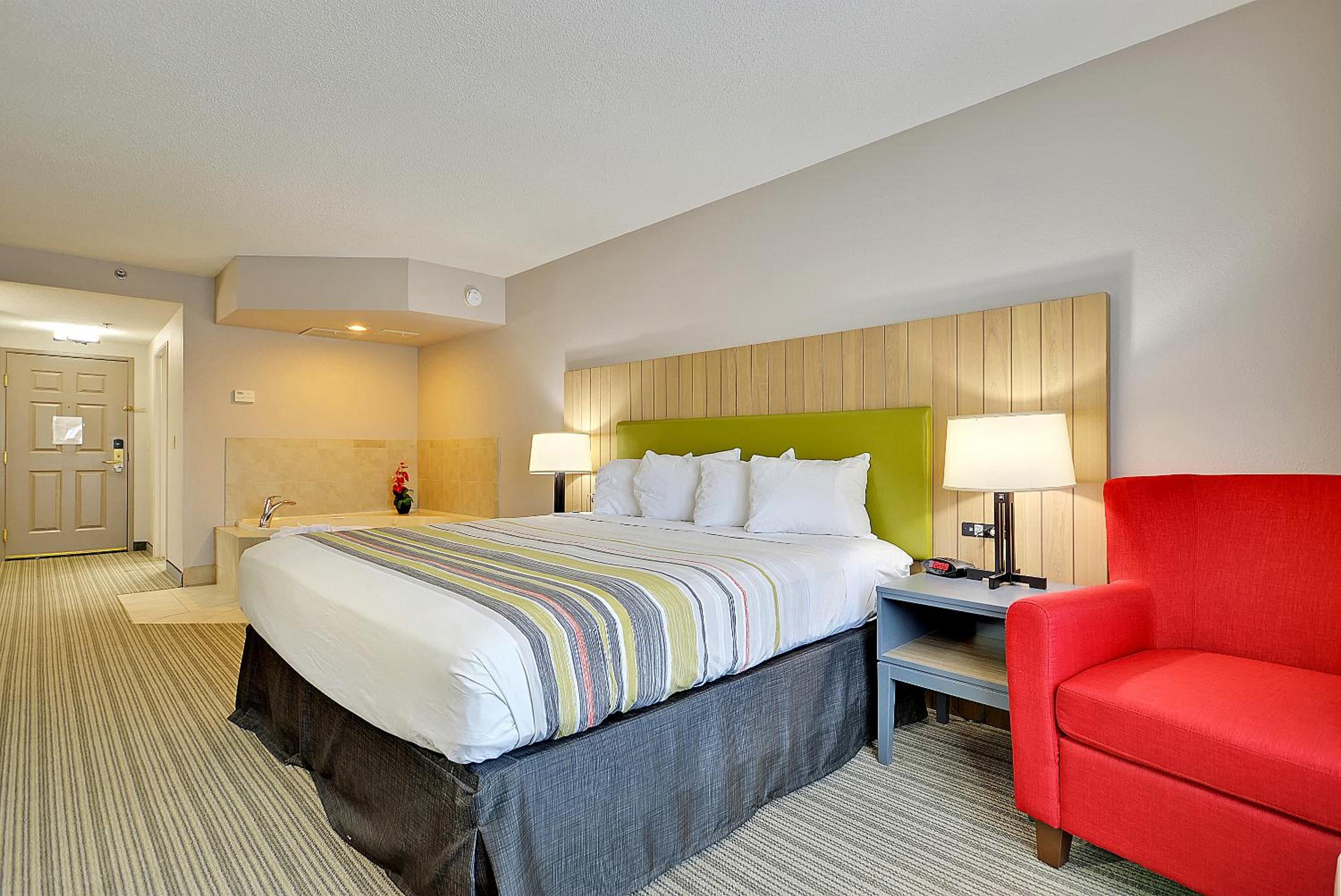 King Suite with Whirlpool - Photo 2